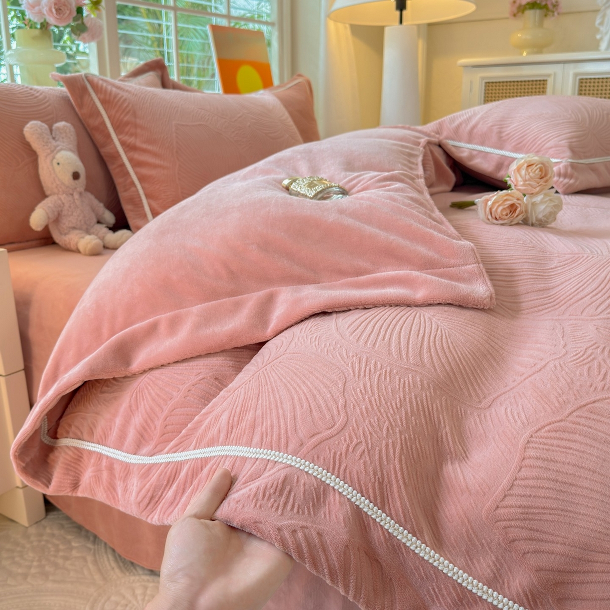 91家纺网 家纺一手货源 找家纺 艾唯希家纺 2025新款全消光雕花绒织带款四件套牛奶绒-雕花织带系列 叶舞悠然-橘