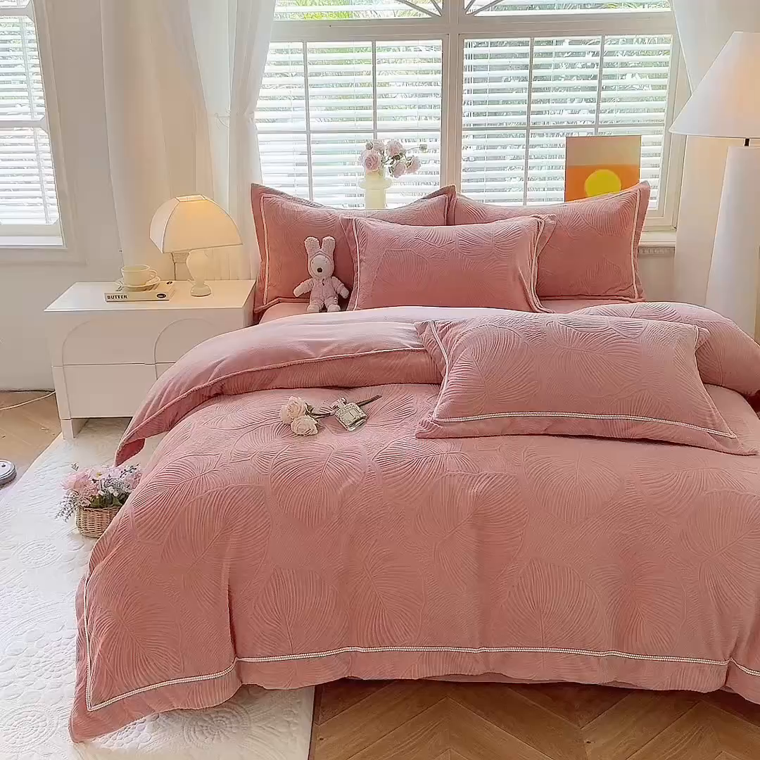 91家纺网 家纺一手货源 找家纺 艾唯希家纺 2025新款全消光雕花绒织带款四件套牛奶绒-雕花织带系列 叶舞悠然-橘