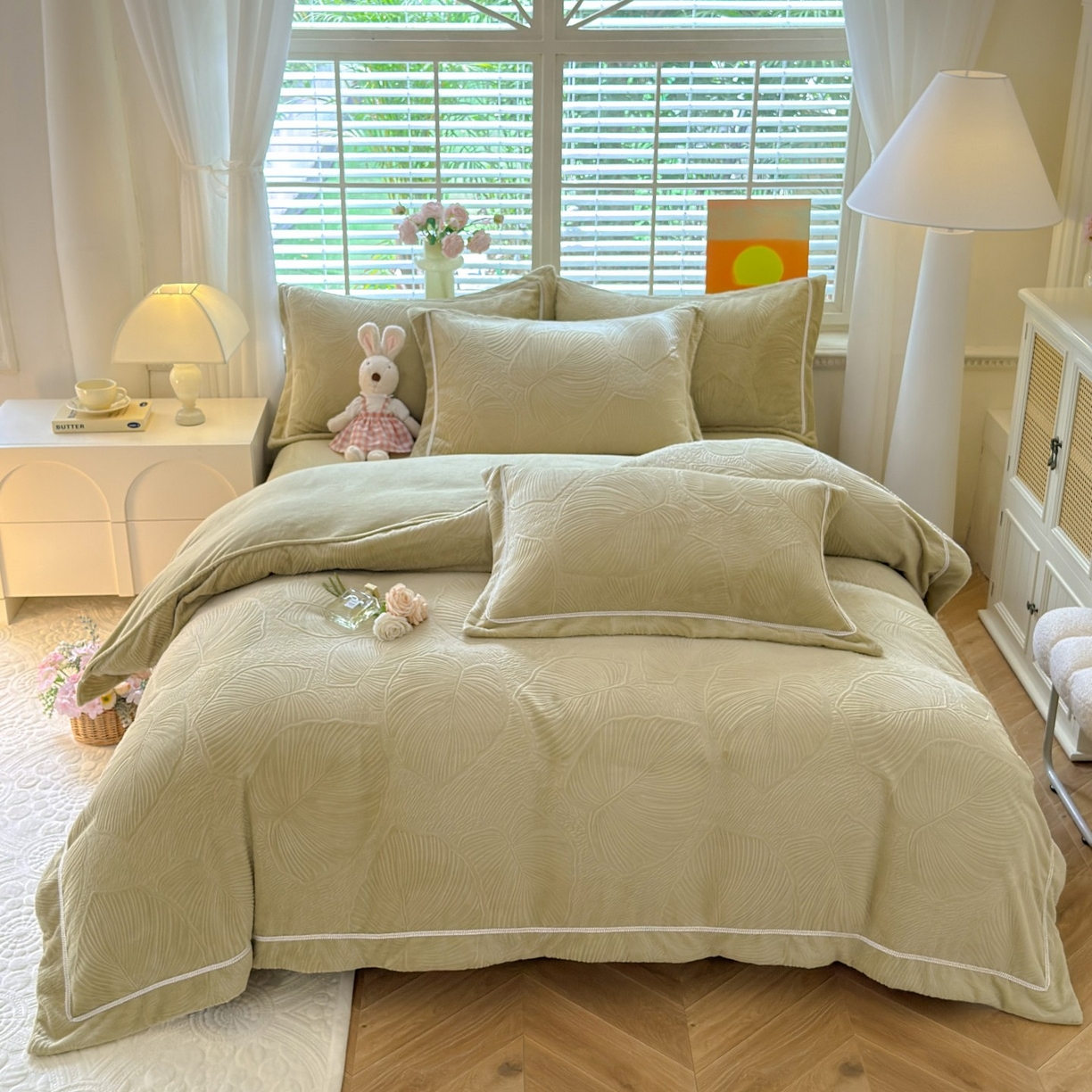 91家纺网 家纺一手货源 找家纺 艾唯希家纺 2025新款全消光雕花绒织带款四件套牛奶绒-雕花织带系列 叶舞悠然-绿