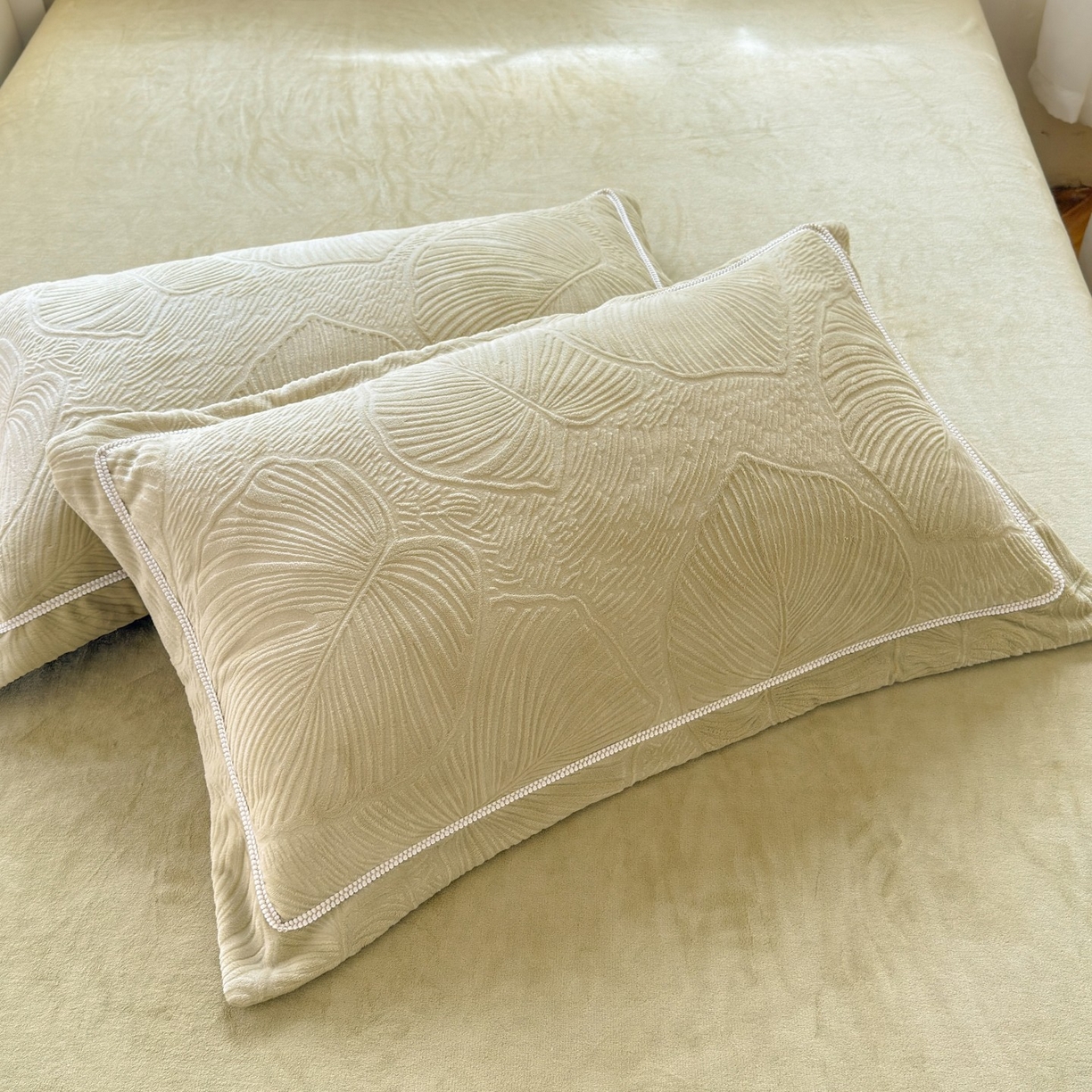 91家纺网 家纺一手货源 找家纺 艾唯希家纺 2025新款全消光雕花绒织带款四件套牛奶绒-雕花织带系列 叶舞悠然-绿