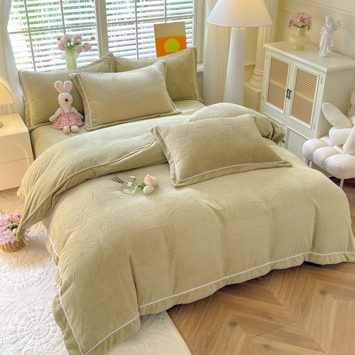 91家纺网 家纺一手货源 找家纺 艾唯希家纺 2025新款全消光雕花绒织带款四件套牛奶绒-雕花织带系列 叶舞悠然-绿