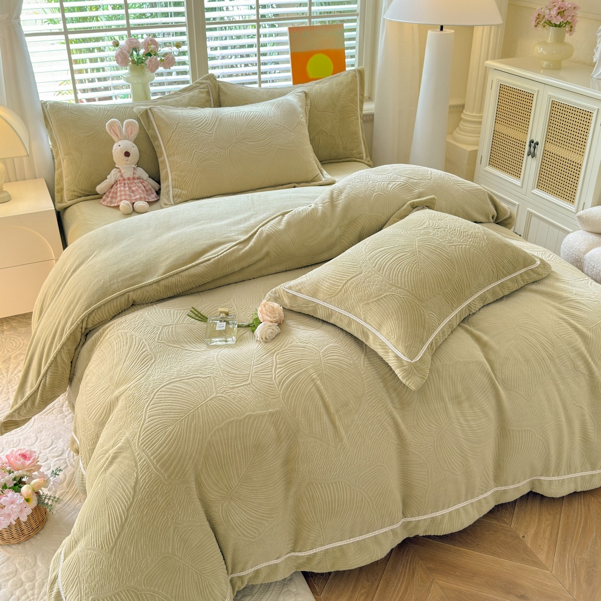 91家纺网 家纺一手货源 找家纺 艾唯希家纺 2025新款全消光雕花绒织带款四件套牛奶绒-雕花织带系列 叶舞悠然-绿