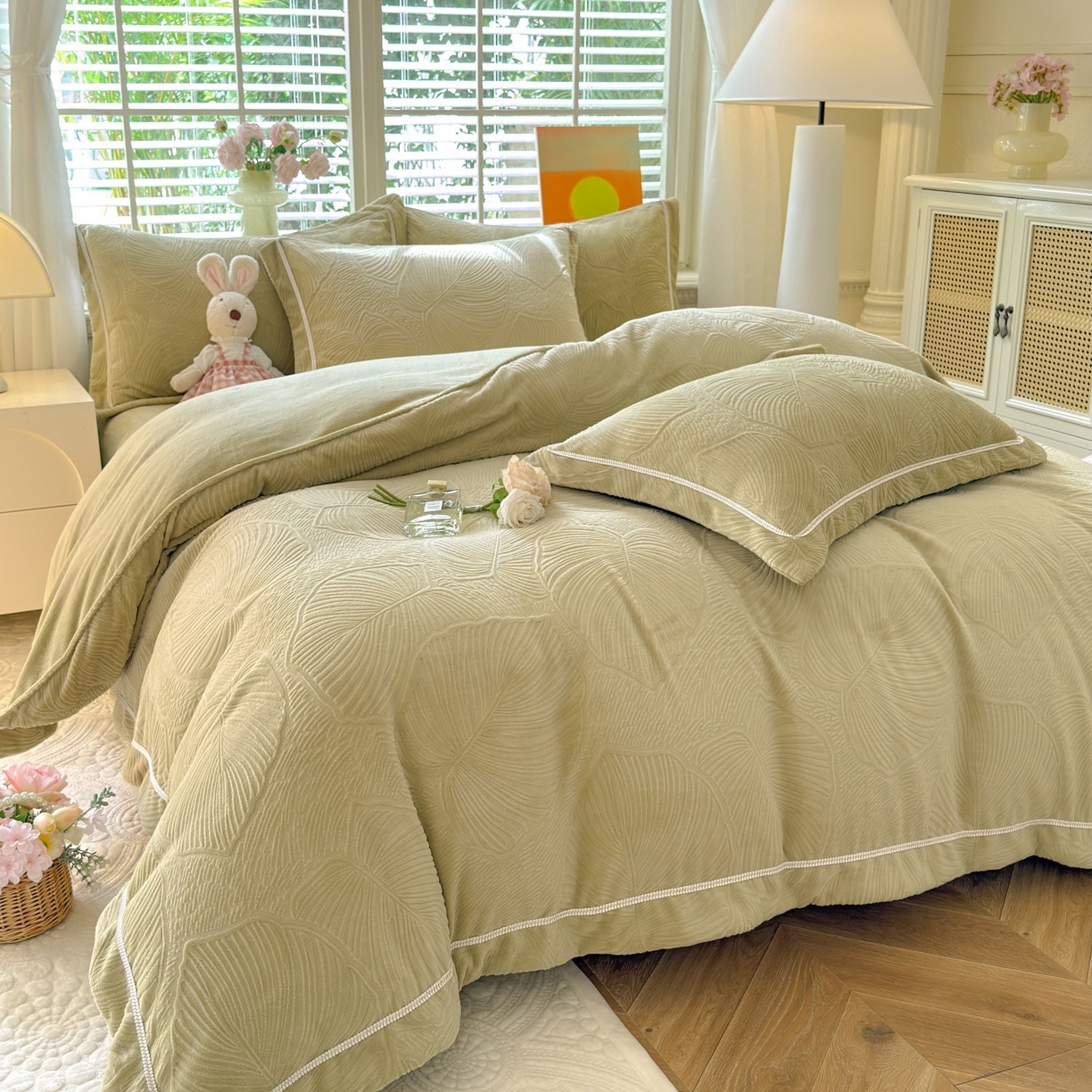 91家纺网 家纺一手货源 找家纺 艾唯希家纺 2025新款全消光雕花绒织带款四件套牛奶绒-雕花织带系列 叶舞悠然-绿