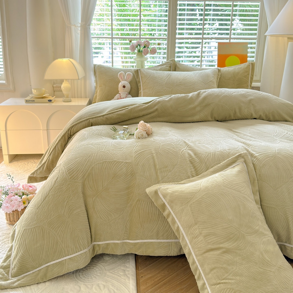 91家纺网 家纺一手货源 找家纺 艾唯希家纺 2025新款全消光雕花绒织带款四件套牛奶绒-雕花织带系列 叶舞悠然-绿