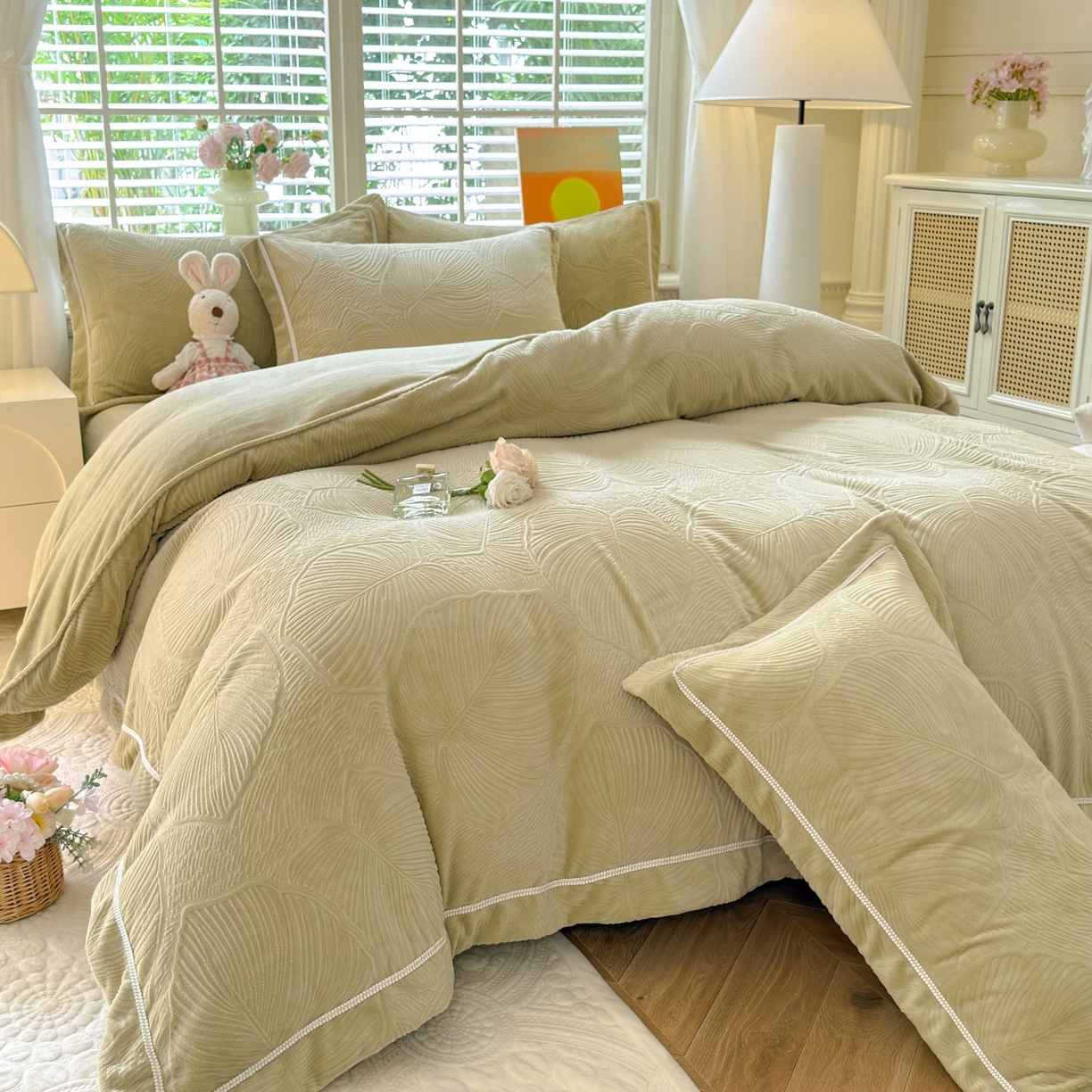 91家纺网 家纺一手货源 找家纺 艾唯希家纺 2025新款全消光雕花绒织带款四件套牛奶绒-雕花织带系列 叶舞悠然-绿