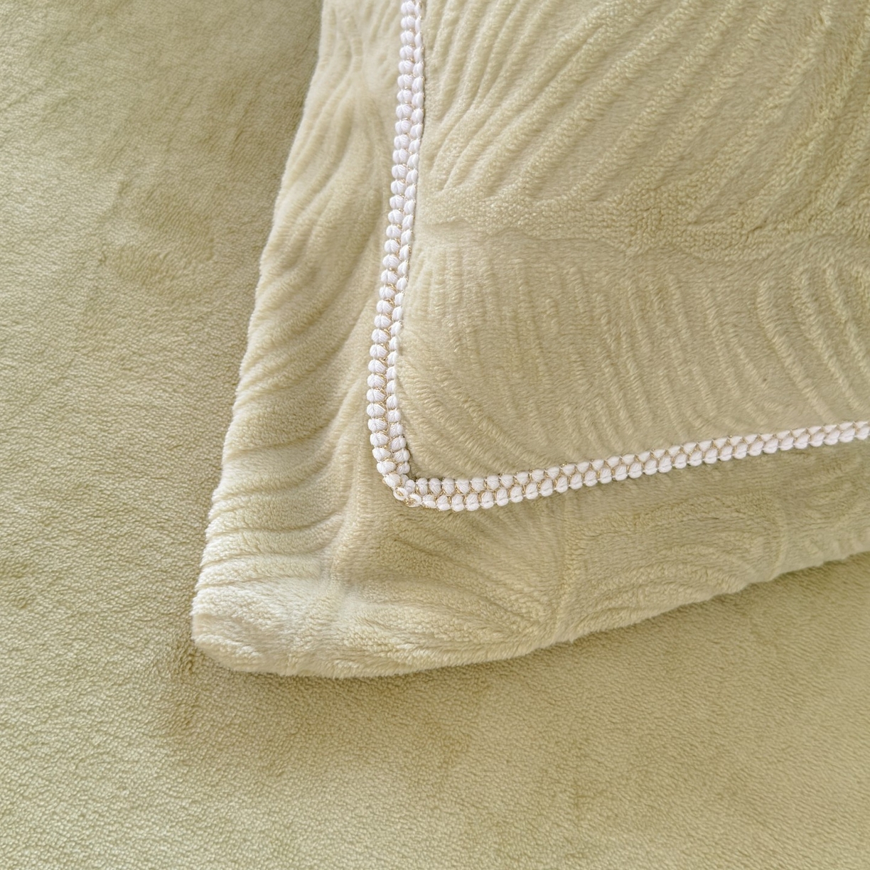 91家纺网 家纺一手货源 找家纺 艾唯希家纺 2025新款全消光雕花绒织带款四件套牛奶绒-雕花织带系列 叶舞悠然-绿