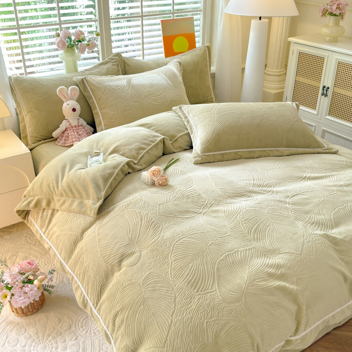 91家纺网 家纺一手货源 找家纺 艾唯希家纺 2025新款全消光雕花绒织带款四件套牛奶绒-雕花织带系列 叶舞悠然-绿