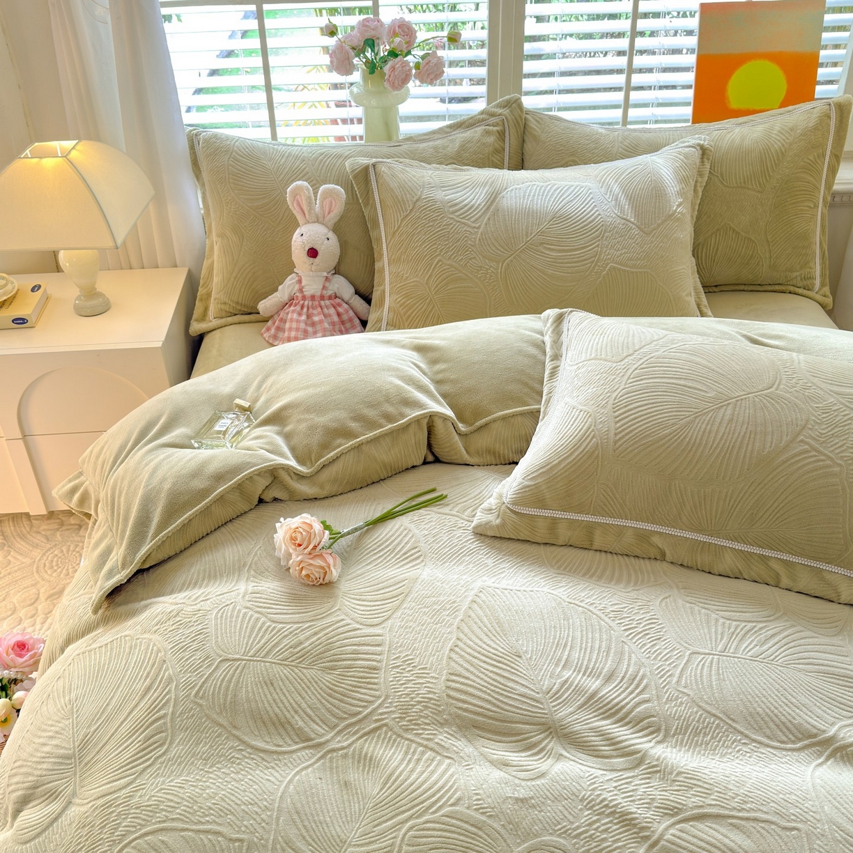 91家纺网 家纺一手货源 找家纺 艾唯希家纺 2025新款全消光雕花绒织带款四件套牛奶绒-雕花织带系列 叶舞悠然-绿