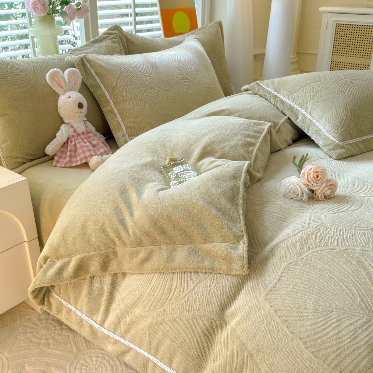 91家纺网 家纺一手货源 找家纺 艾唯希家纺 2025新款全消光雕花绒织带款四件套牛奶绒-雕花织带系列 叶舞悠然-绿