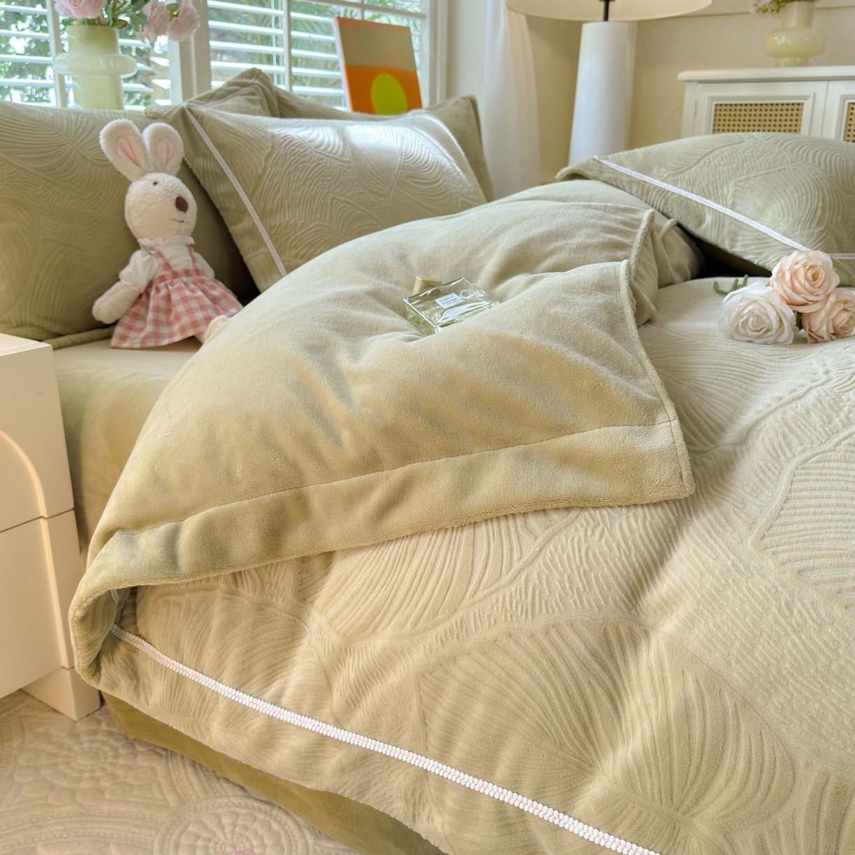 91家纺网 家纺一手货源 找家纺 艾唯希家纺 2025新款全消光雕花绒织带款四件套牛奶绒-雕花织带系列 叶舞悠然-绿