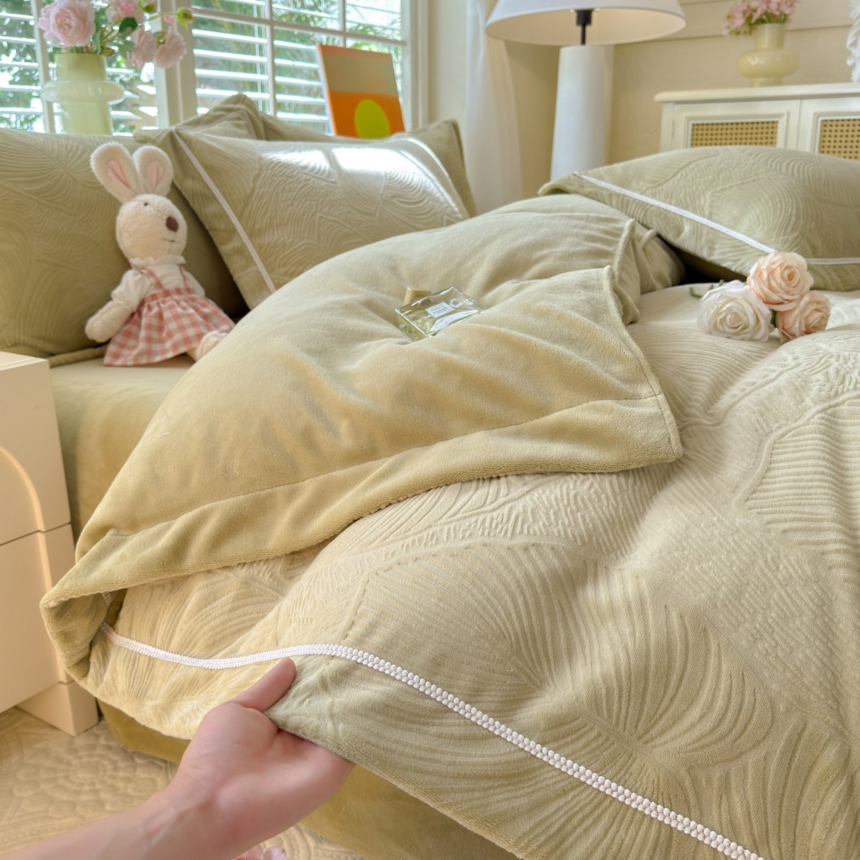 91家纺网 家纺一手货源 找家纺 艾唯希家纺 2025新款全消光雕花绒织带款四件套牛奶绒-雕花织带系列 叶舞悠然-绿