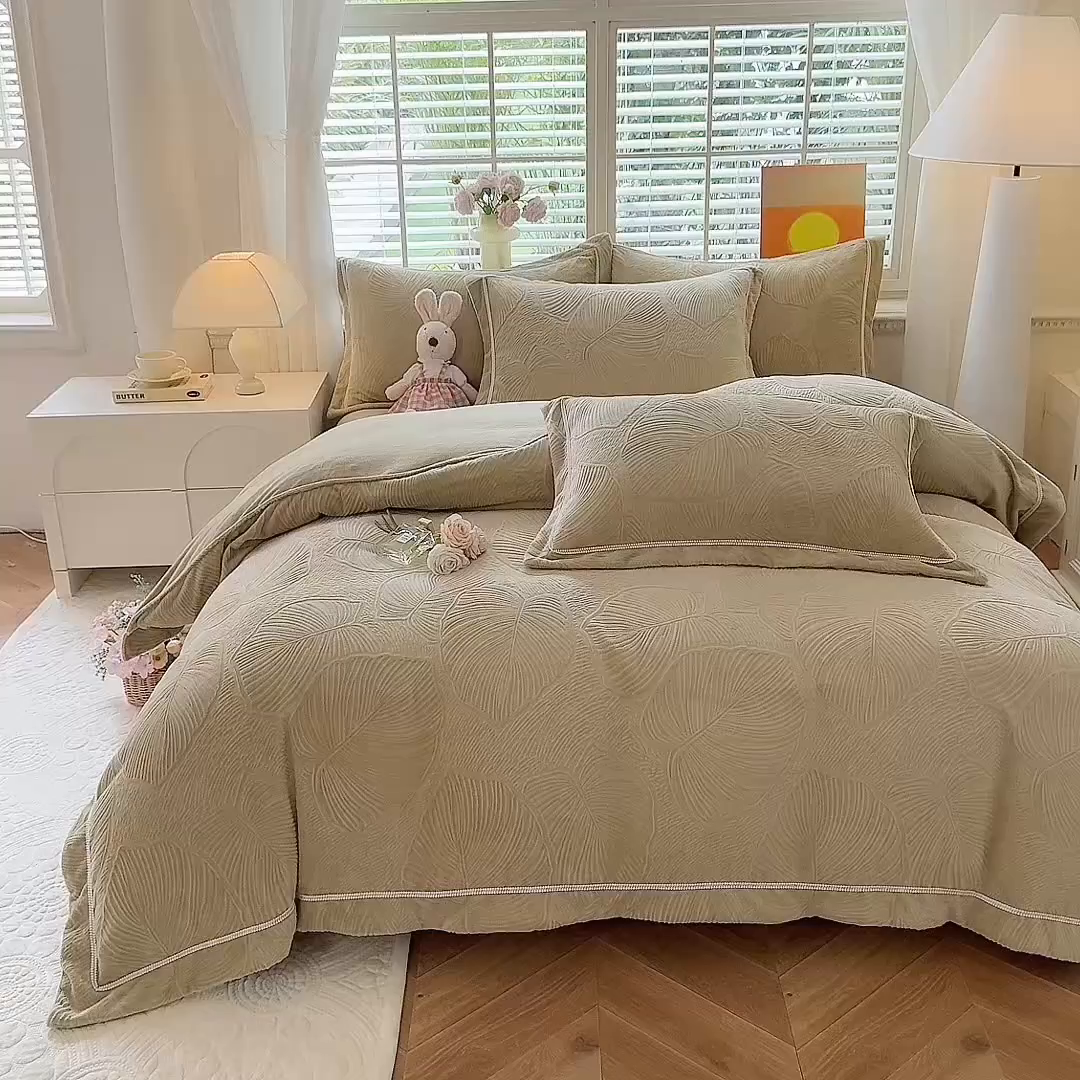 91家纺网 家纺一手货源 找家纺 艾唯希家纺 2025新款全消光雕花绒织带款四件套牛奶绒-雕花织带系列 叶舞悠然-绿