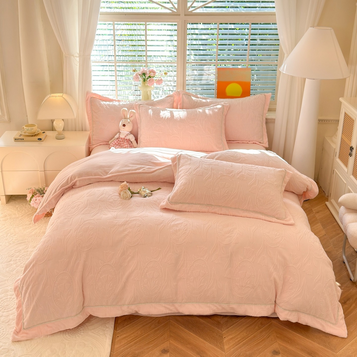 91家纺网 家纺一手货源 找家纺 艾唯希家纺 2025新款全消光雕花绒织带款四件套牛奶绒-雕花织带系列 郁金香-粉