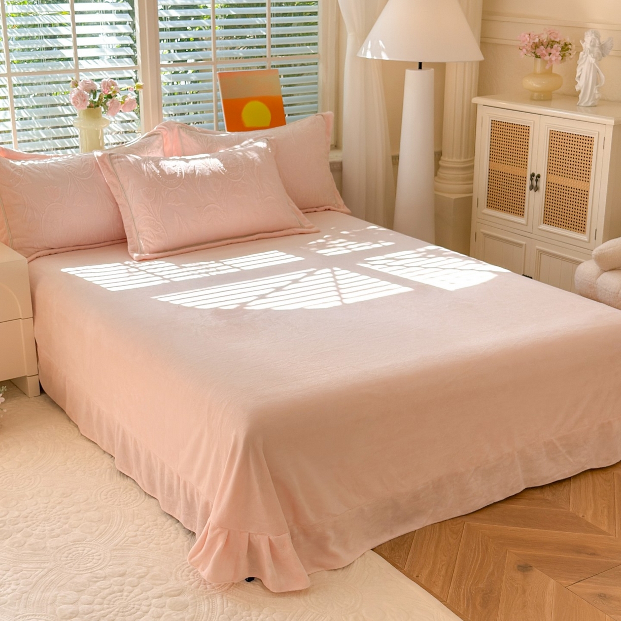 91家纺网 家纺一手货源 找家纺 艾唯希家纺 2025新款全消光雕花绒织带款四件套牛奶绒-雕花织带系列 郁金香-粉