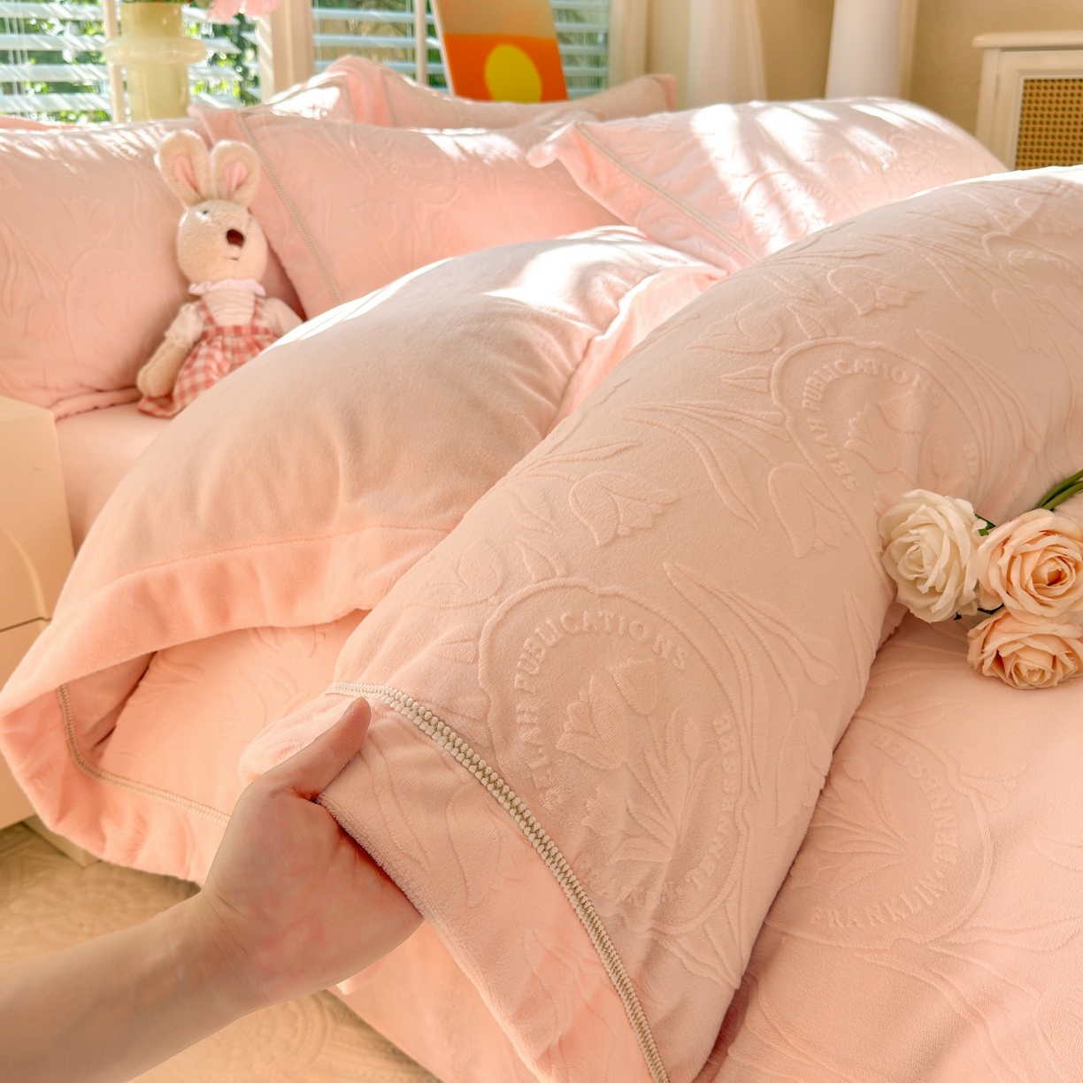 91家纺网 家纺一手货源 找家纺 艾唯希家纺 2025新款全消光雕花绒织带款四件套牛奶绒-雕花织带系列 郁金香-粉