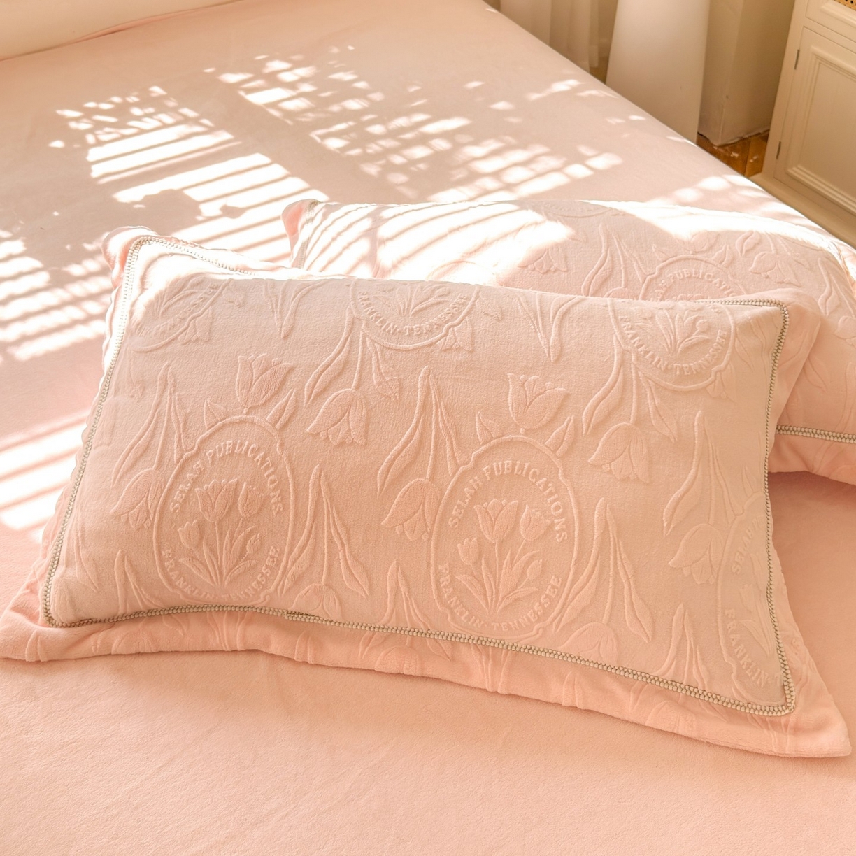 91家纺网 家纺一手货源 找家纺 艾唯希家纺 2025新款全消光雕花绒织带款四件套牛奶绒-雕花织带系列 郁金香-粉