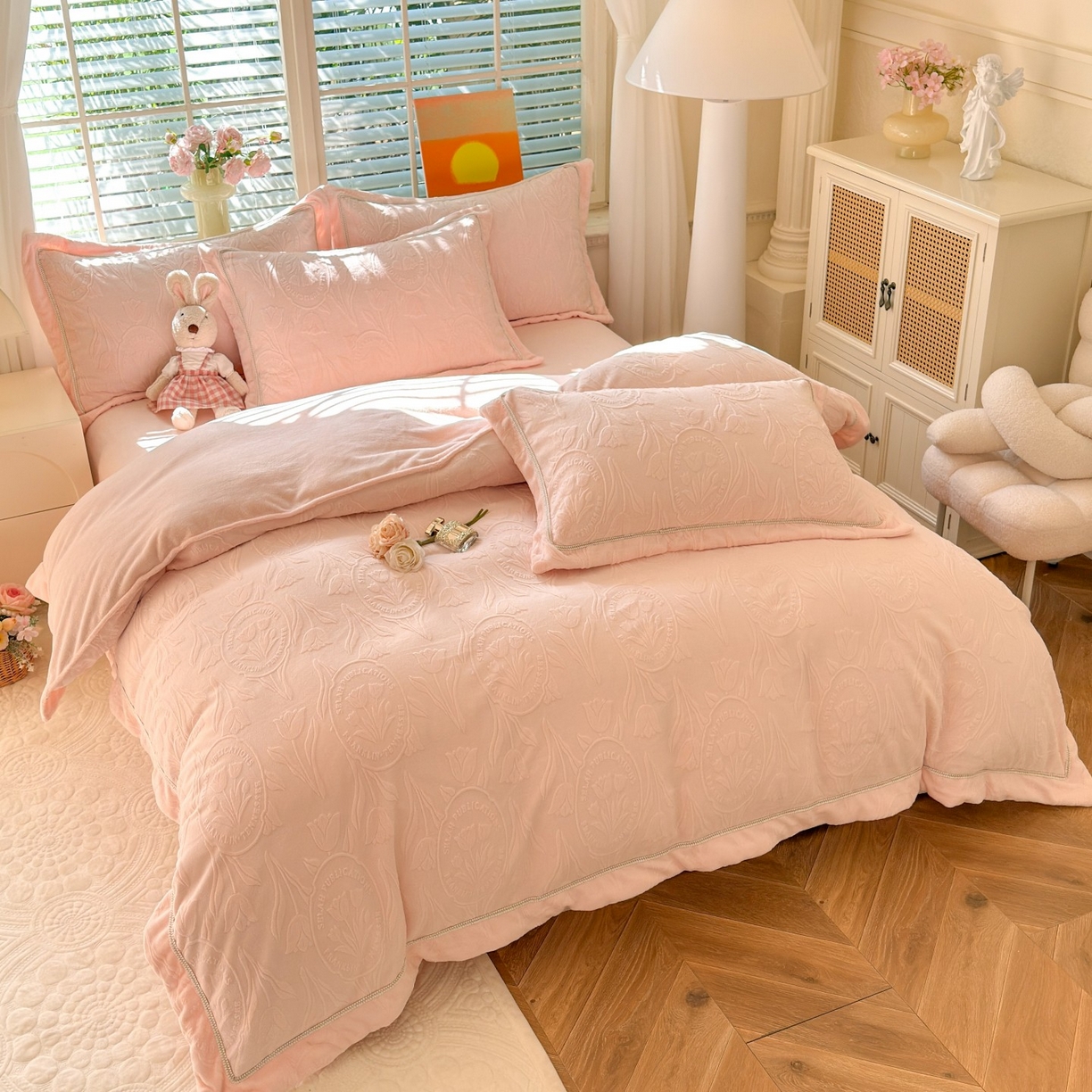 91家纺网 家纺一手货源 找家纺 艾唯希家纺 2025新款全消光雕花绒织带款四件套牛奶绒-雕花织带系列 郁金香-粉