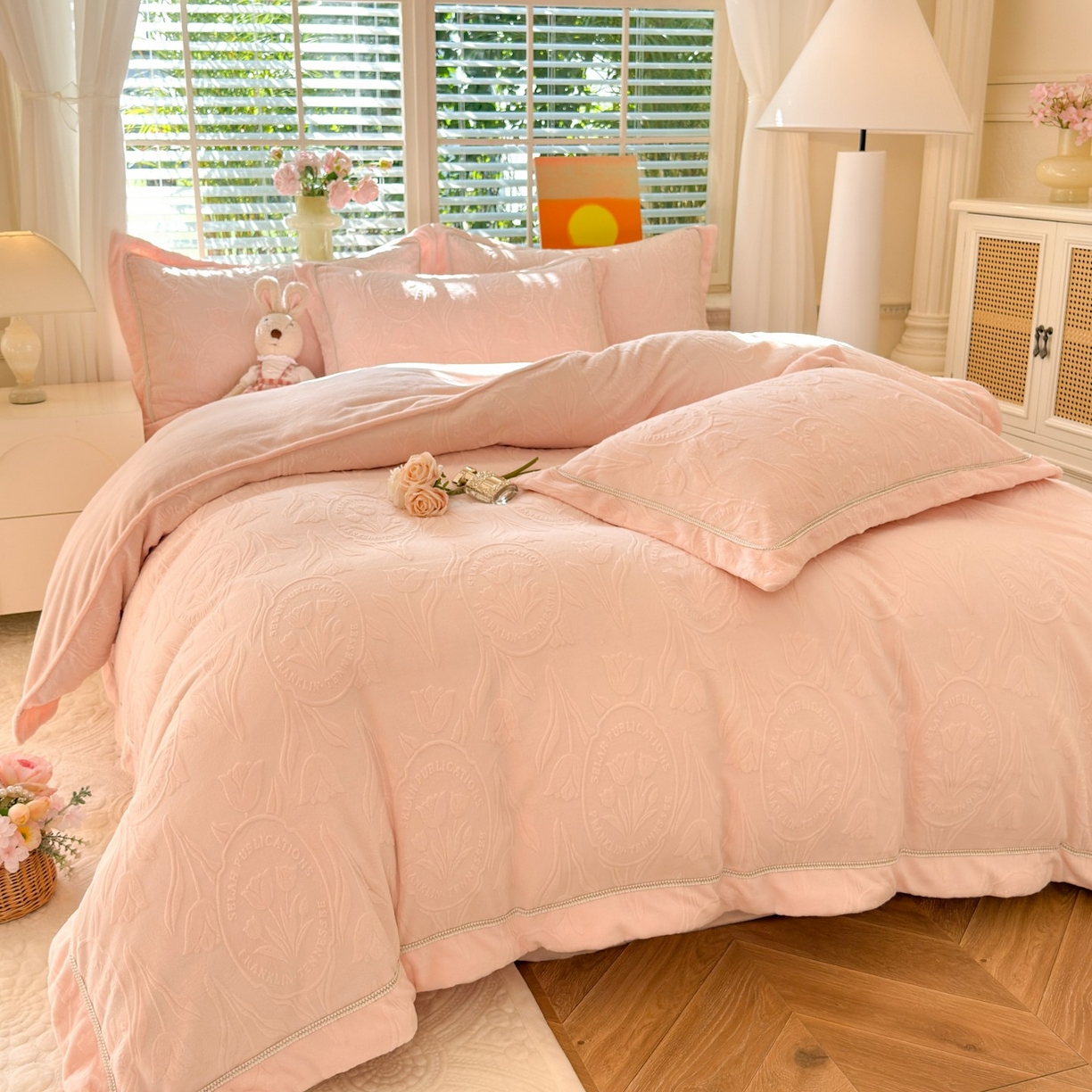 91家纺网 家纺一手货源 找家纺 艾唯希家纺 2025新款全消光雕花绒织带款四件套牛奶绒-雕花织带系列 郁金香-粉