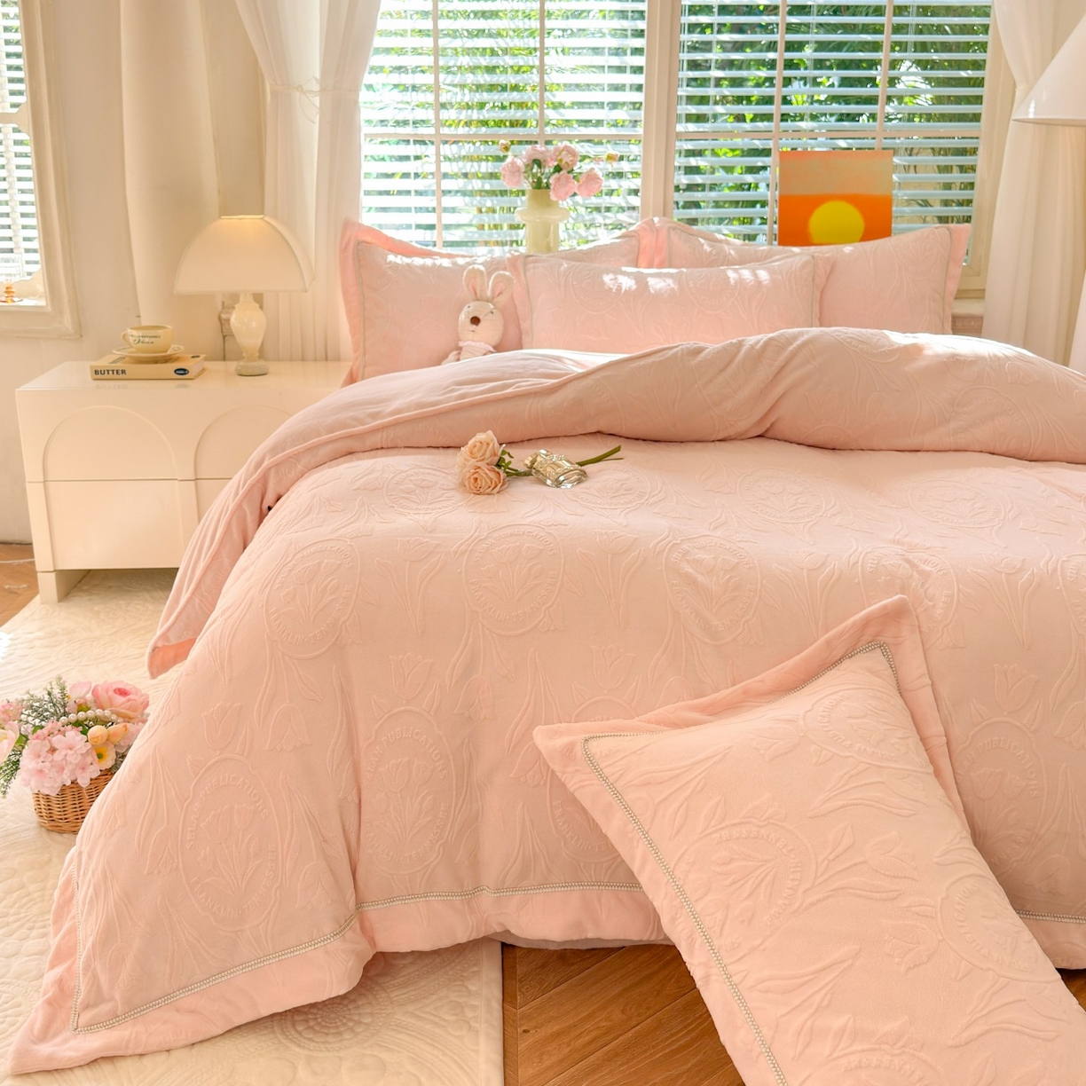 91家纺网 家纺一手货源 找家纺 艾唯希家纺 2025新款全消光雕花绒织带款四件套牛奶绒-雕花织带系列 郁金香-粉