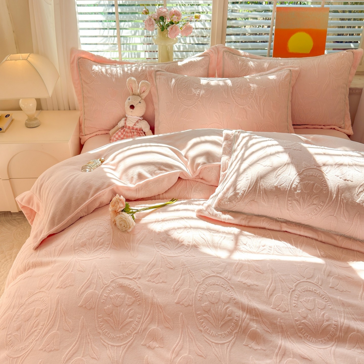 91家纺网 家纺一手货源 找家纺 艾唯希家纺 2025新款全消光雕花绒织带款四件套牛奶绒-雕花织带系列 郁金香-粉