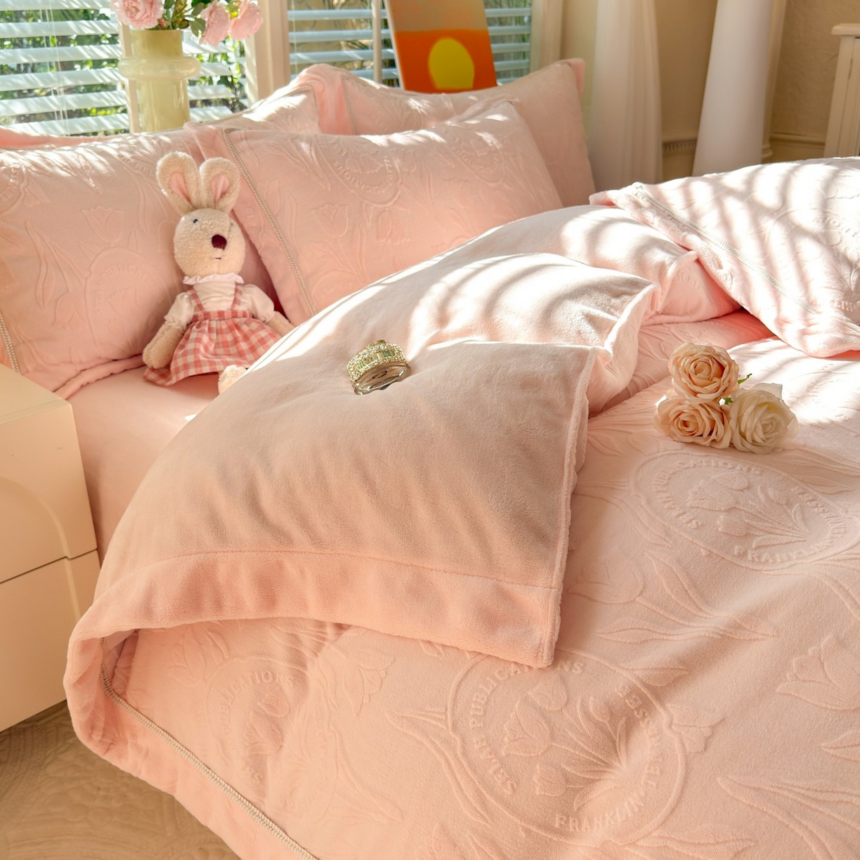 91家纺网 家纺一手货源 找家纺 艾唯希家纺 2025新款全消光雕花绒织带款四件套牛奶绒-雕花织带系列 郁金香-粉