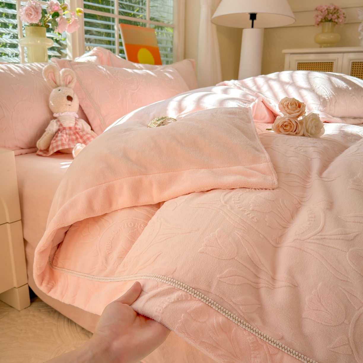 91家纺网 家纺一手货源 找家纺 艾唯希家纺 2025新款全消光雕花绒织带款四件套牛奶绒-雕花织带系列 郁金香-粉