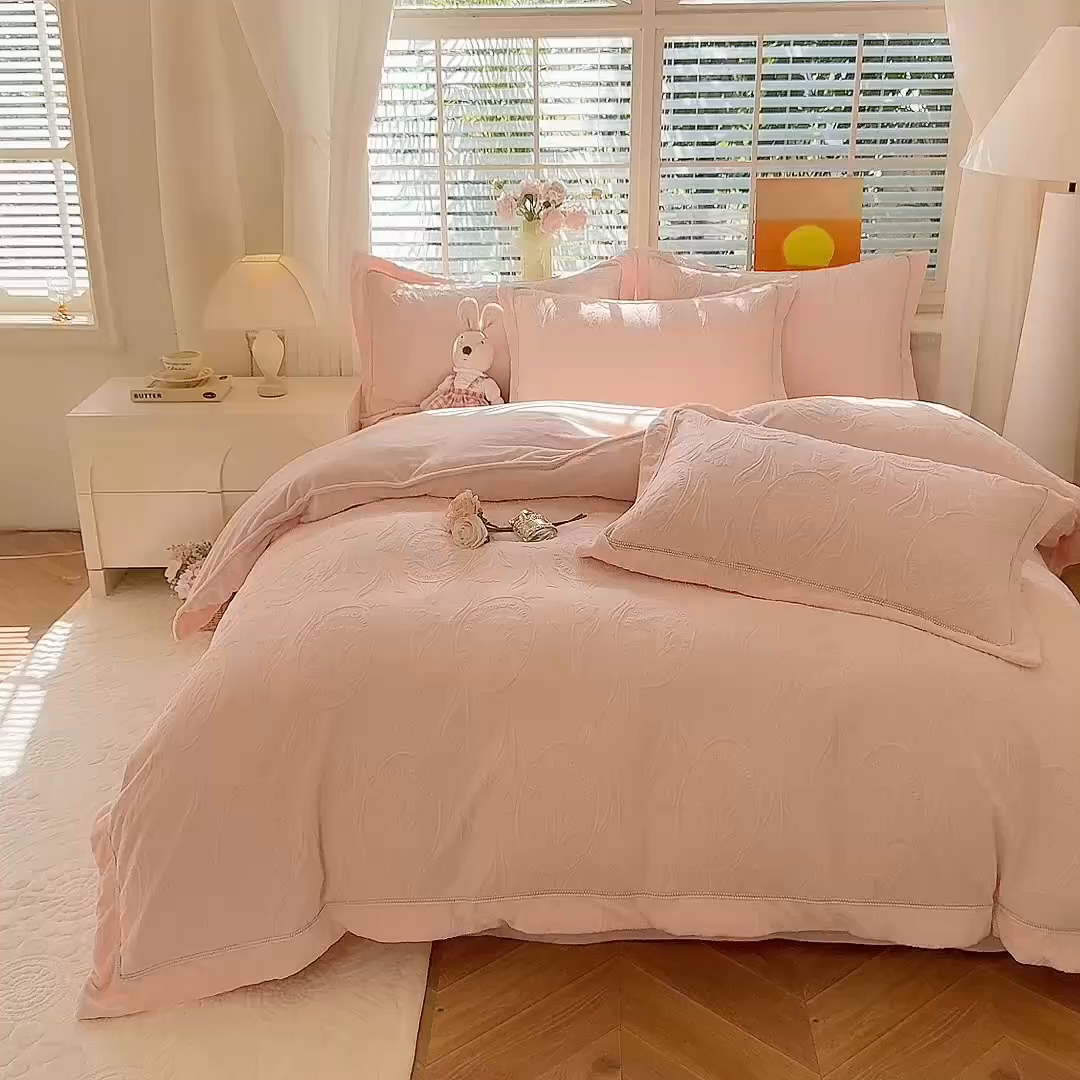 91家纺网 家纺一手货源 找家纺 艾唯希家纺 2025新款全消光雕花绒织带款四件套牛奶绒-雕花织带系列 郁金香-粉