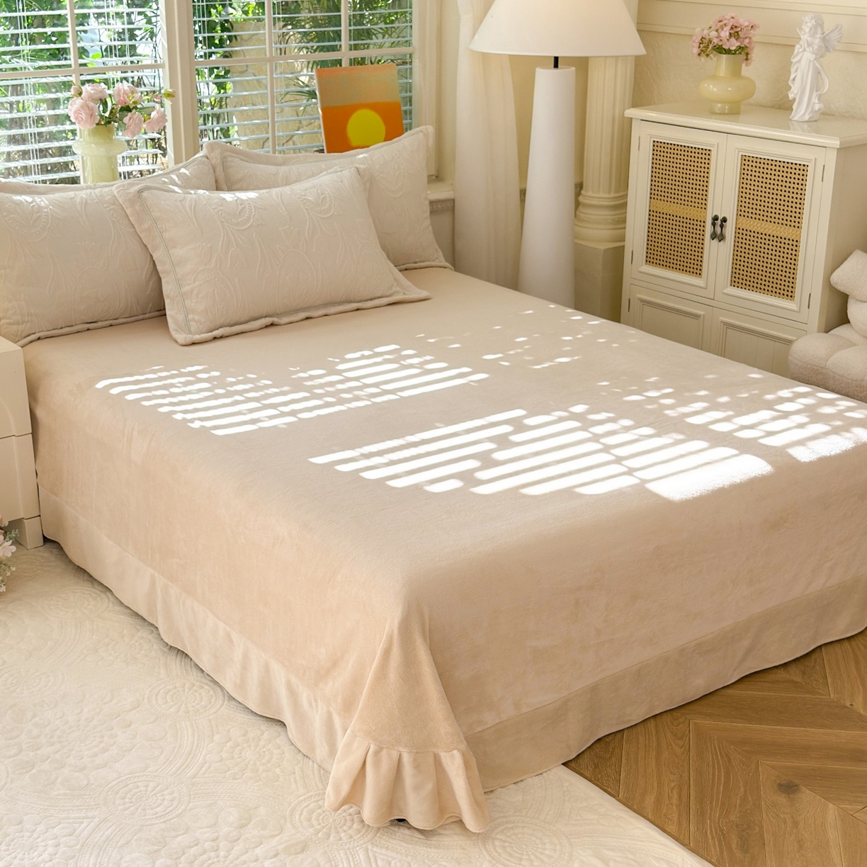 91家纺网 家纺一手货源 找家纺 艾唯希家纺 2025新款全消光雕花绒织带款四件套牛奶绒-雕花织带系列 郁金香-米色