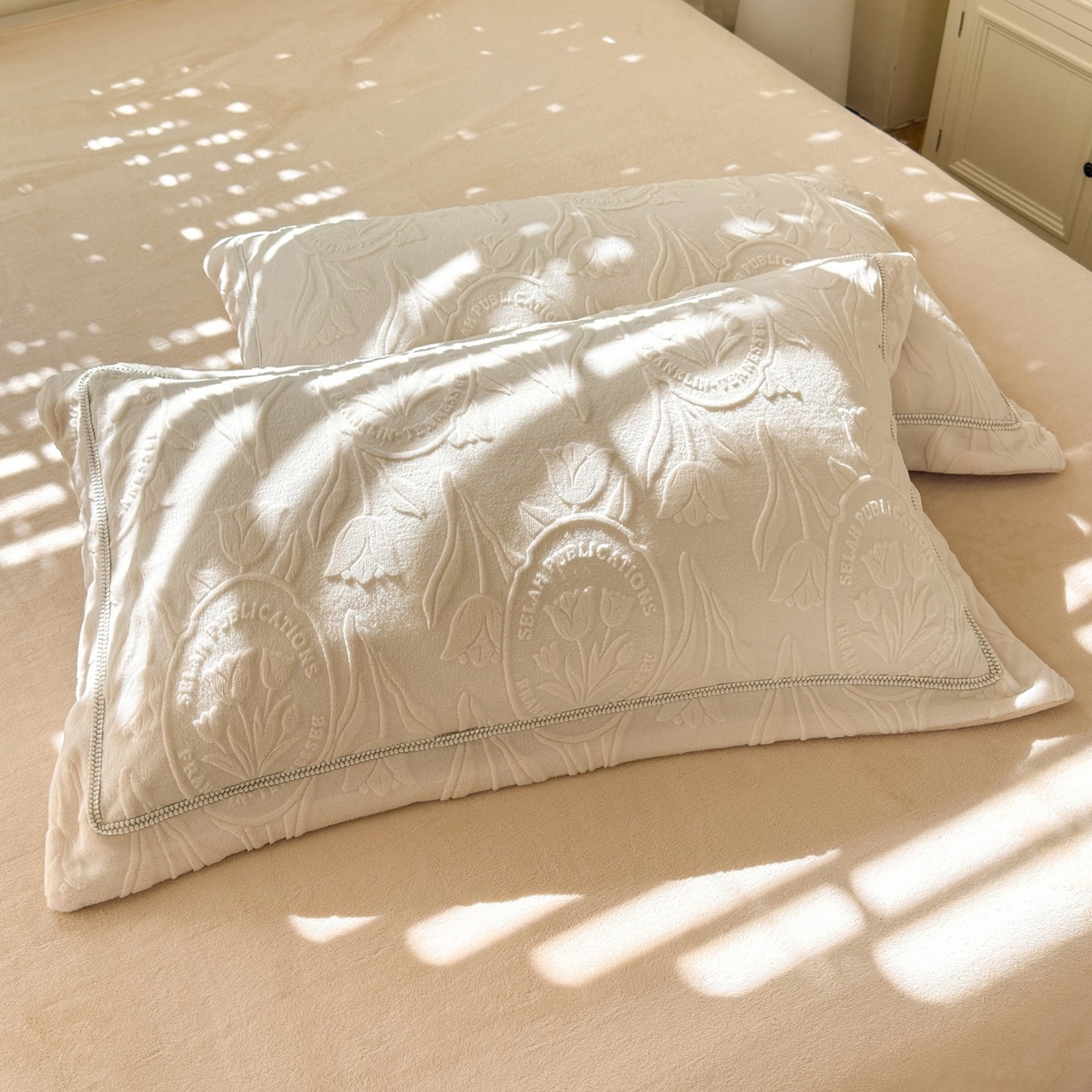 91家纺网 家纺一手货源 找家纺 艾唯希家纺 2025新款全消光雕花绒织带款四件套牛奶绒-雕花织带系列 郁金香-米色