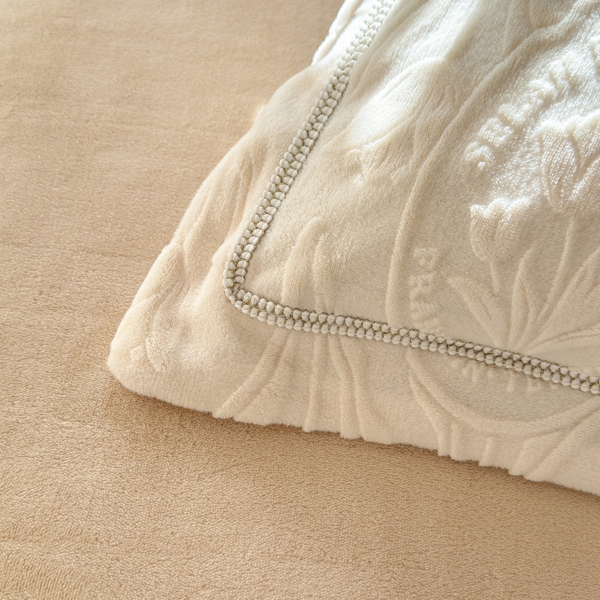 91家纺网 家纺一手货源 找家纺 艾唯希家纺 2025新款全消光雕花绒织带款四件套牛奶绒-雕花织带系列 郁金香-米色