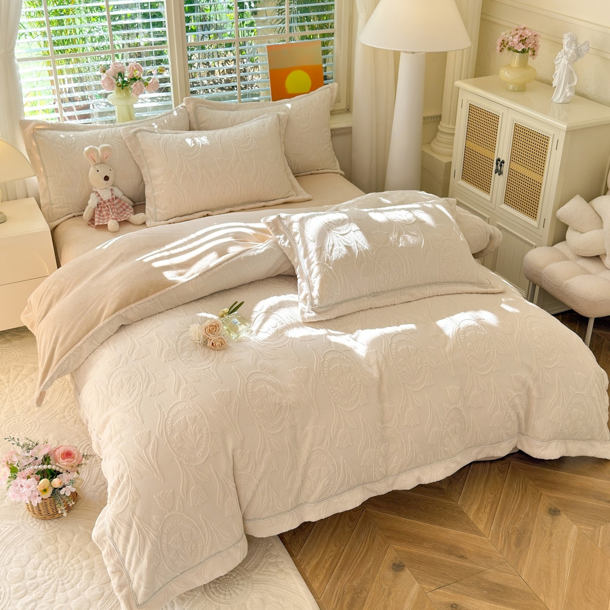 91家纺网 家纺一手货源 找家纺 艾唯希家纺 2025新款全消光雕花绒织带款四件套牛奶绒-雕花织带系列 郁金香-米色