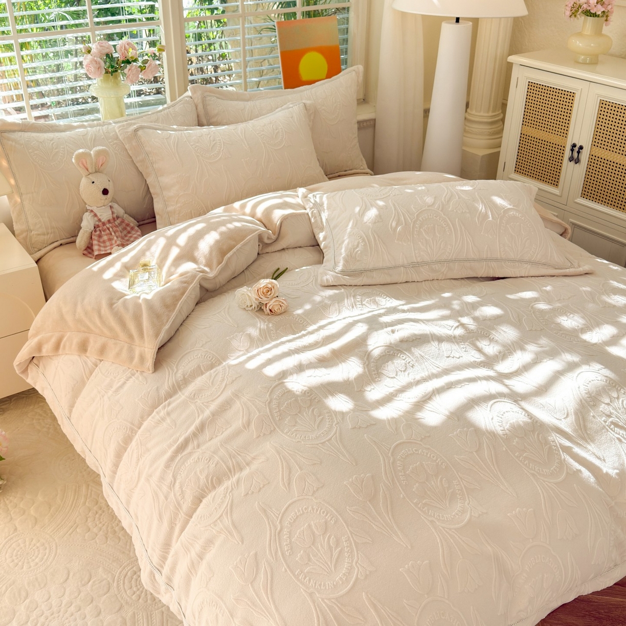 91家纺网 家纺一手货源 找家纺 艾唯希家纺 2025新款全消光雕花绒织带款四件套牛奶绒-雕花织带系列 郁金香-米色