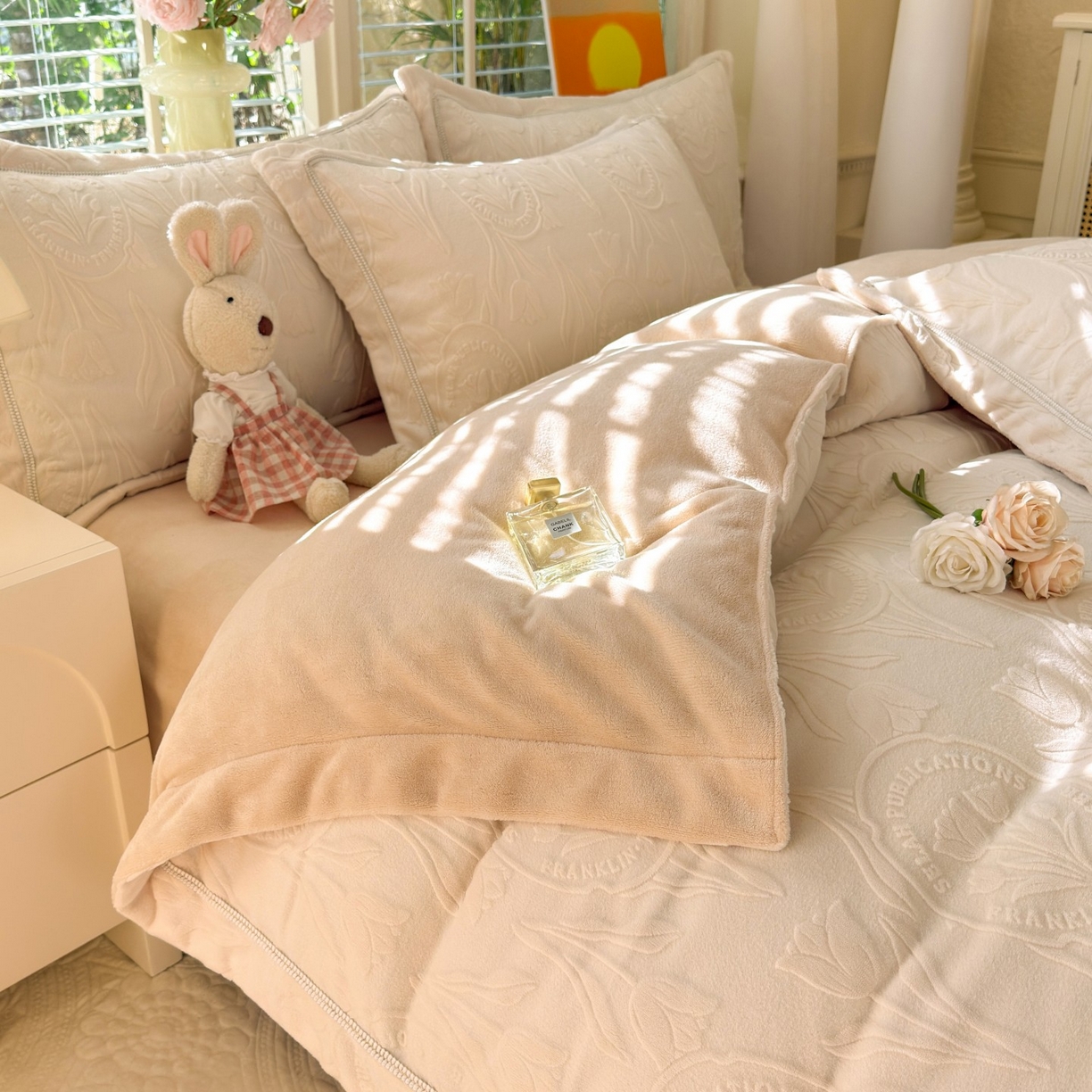 91家纺网 家纺一手货源 找家纺 艾唯希家纺 2025新款全消光雕花绒织带款四件套牛奶绒-雕花织带系列 郁金香-米色