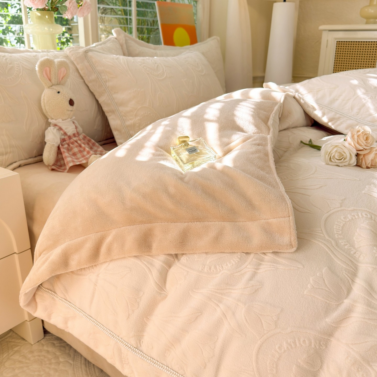 91家纺网 家纺一手货源 找家纺 艾唯希家纺 2025新款全消光雕花绒织带款四件套牛奶绒-雕花织带系列 郁金香-米色