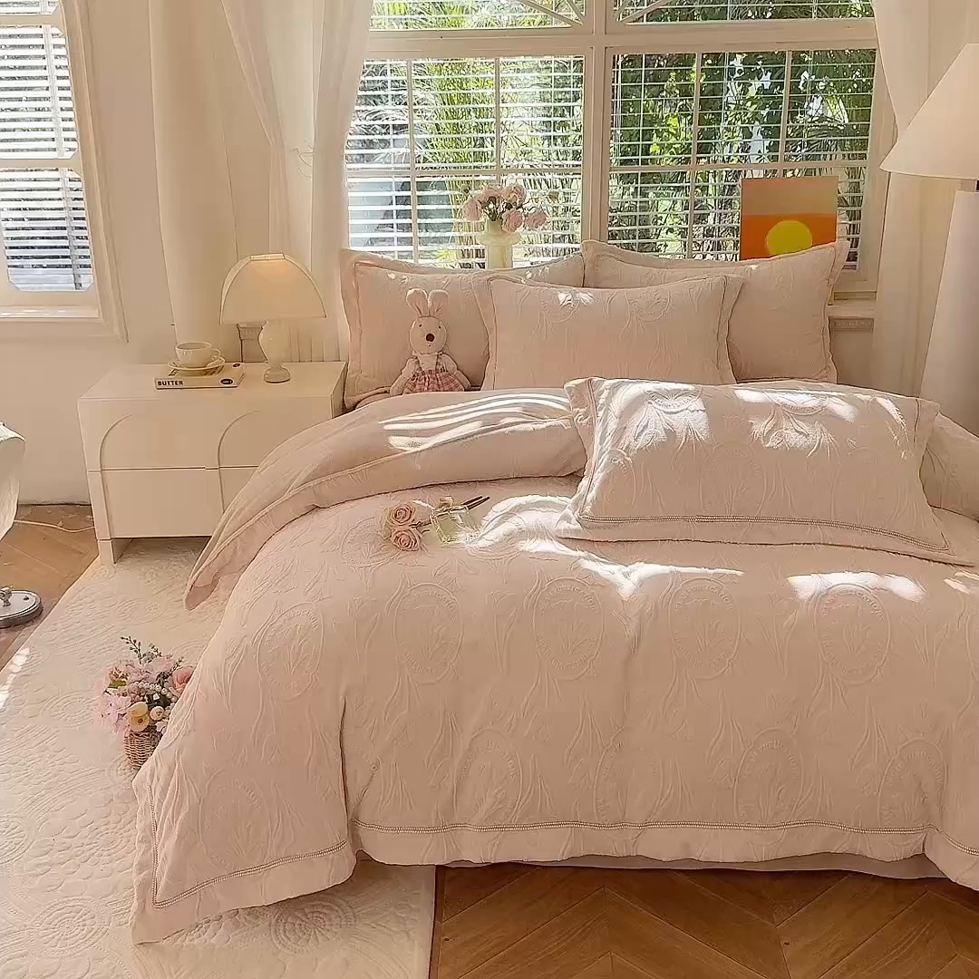 91家纺网 家纺一手货源 找家纺 艾唯希家纺 2025新款全消光雕花绒织带款四件套牛奶绒-雕花织带系列 郁金香-米色