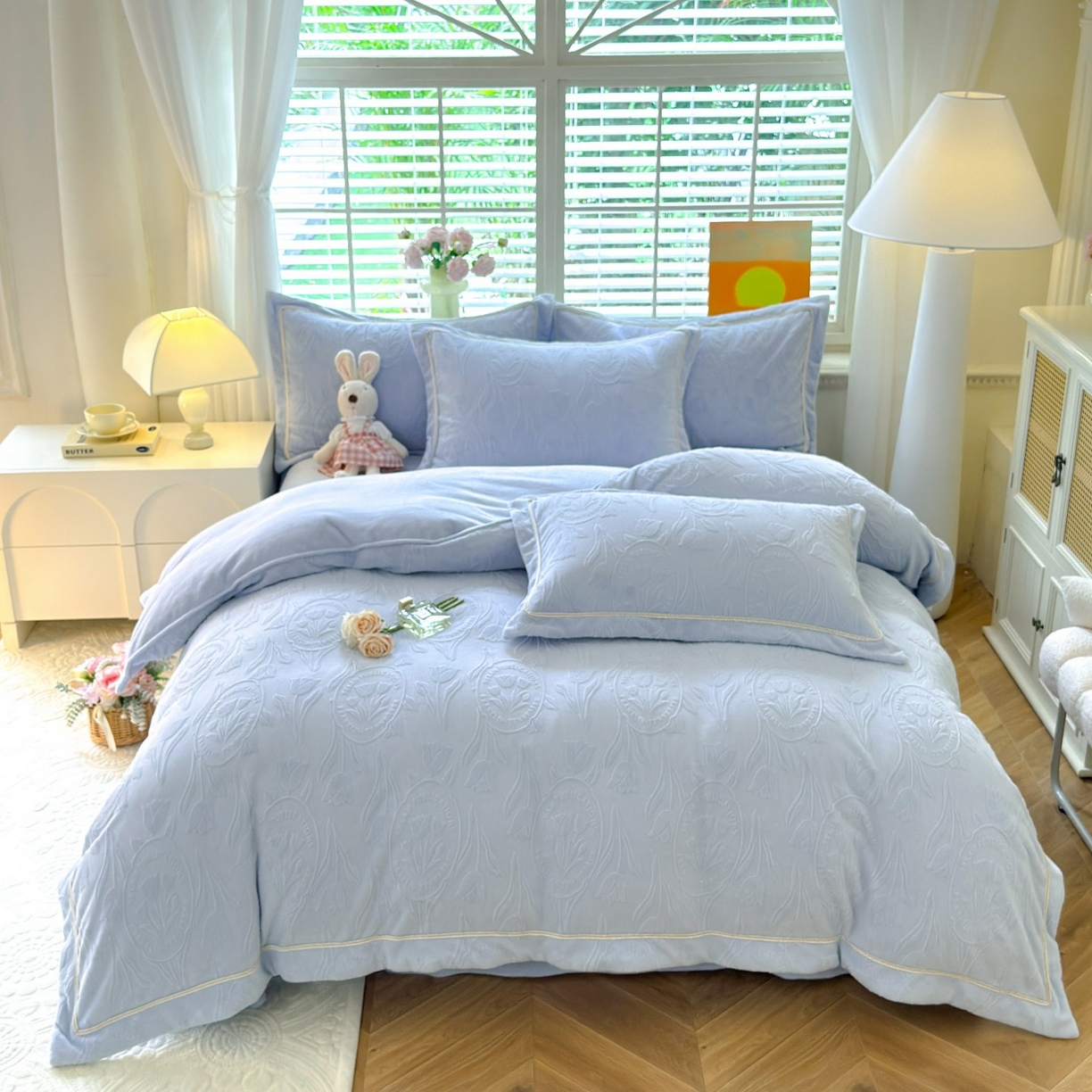 91家纺网 家纺一手货源 找家纺 艾唯希家纺 2025新款全消光雕花绒织带款四件套牛奶绒-雕花织带系列 郁金香-浅蓝