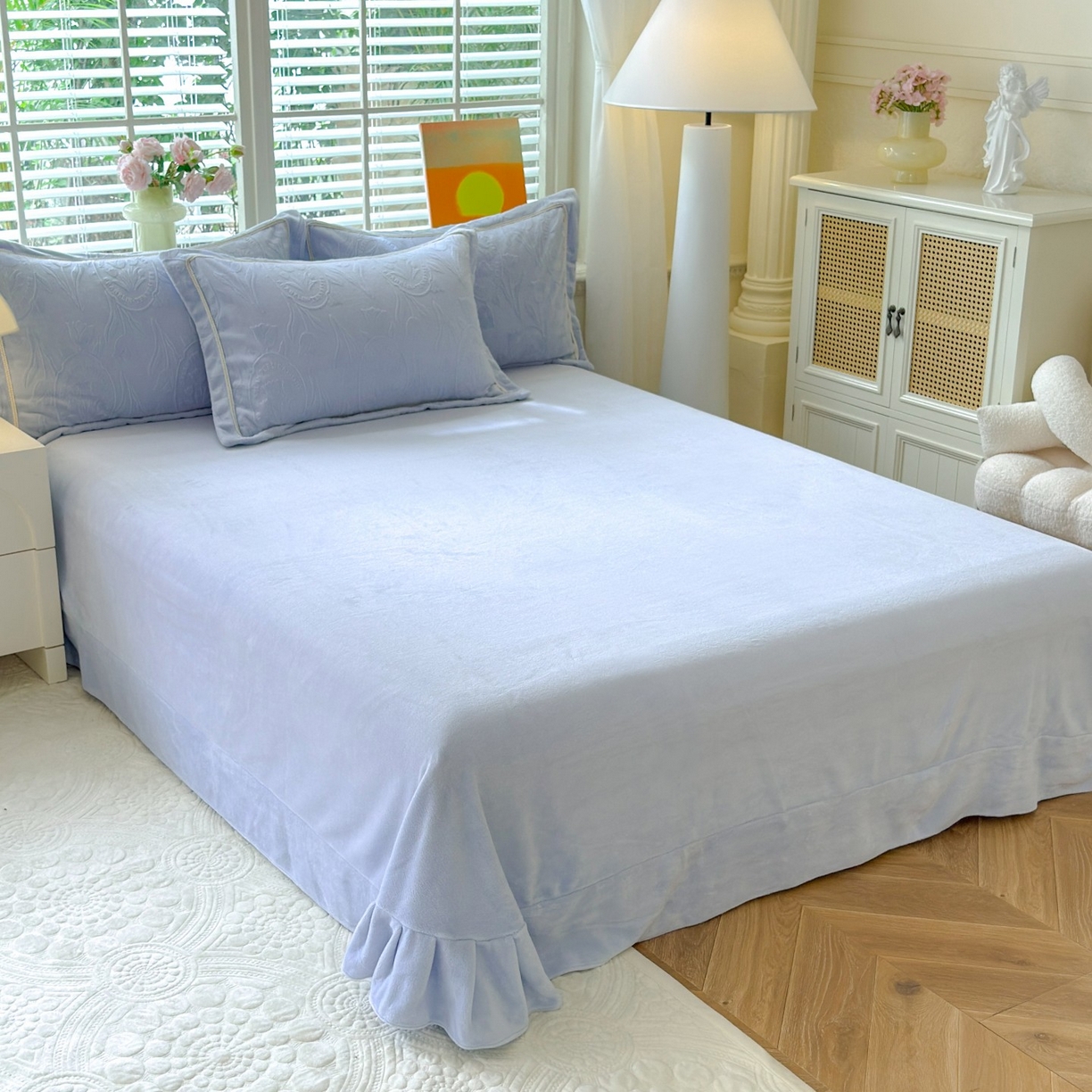 91家纺网 家纺一手货源 找家纺 艾唯希家纺 2025新款全消光雕花绒织带款四件套牛奶绒-雕花织带系列 郁金香-浅蓝