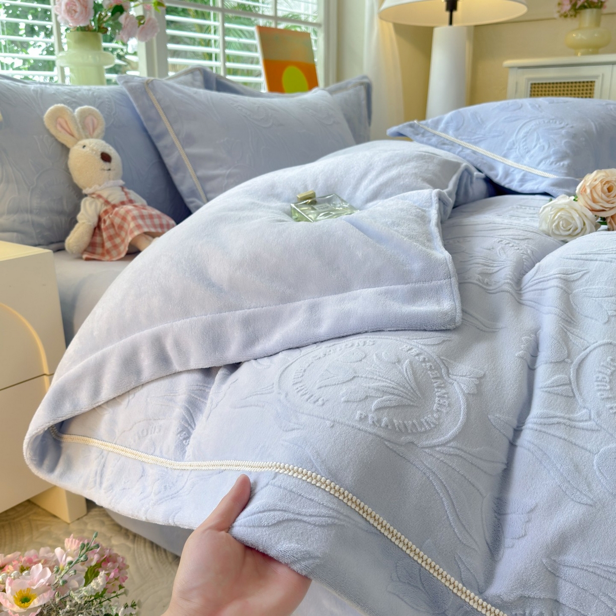 91家纺网 家纺一手货源 找家纺 艾唯希家纺 2025新款全消光雕花绒织带款四件套牛奶绒-雕花织带系列 郁金香-浅蓝