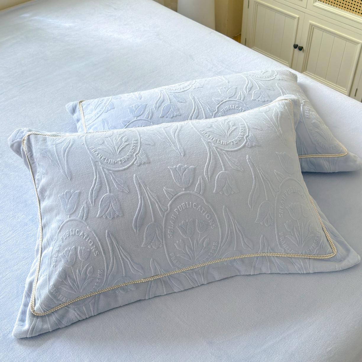 91家纺网 家纺一手货源 找家纺 艾唯希家纺 2025新款全消光雕花绒织带款四件套牛奶绒-雕花织带系列 郁金香-浅蓝