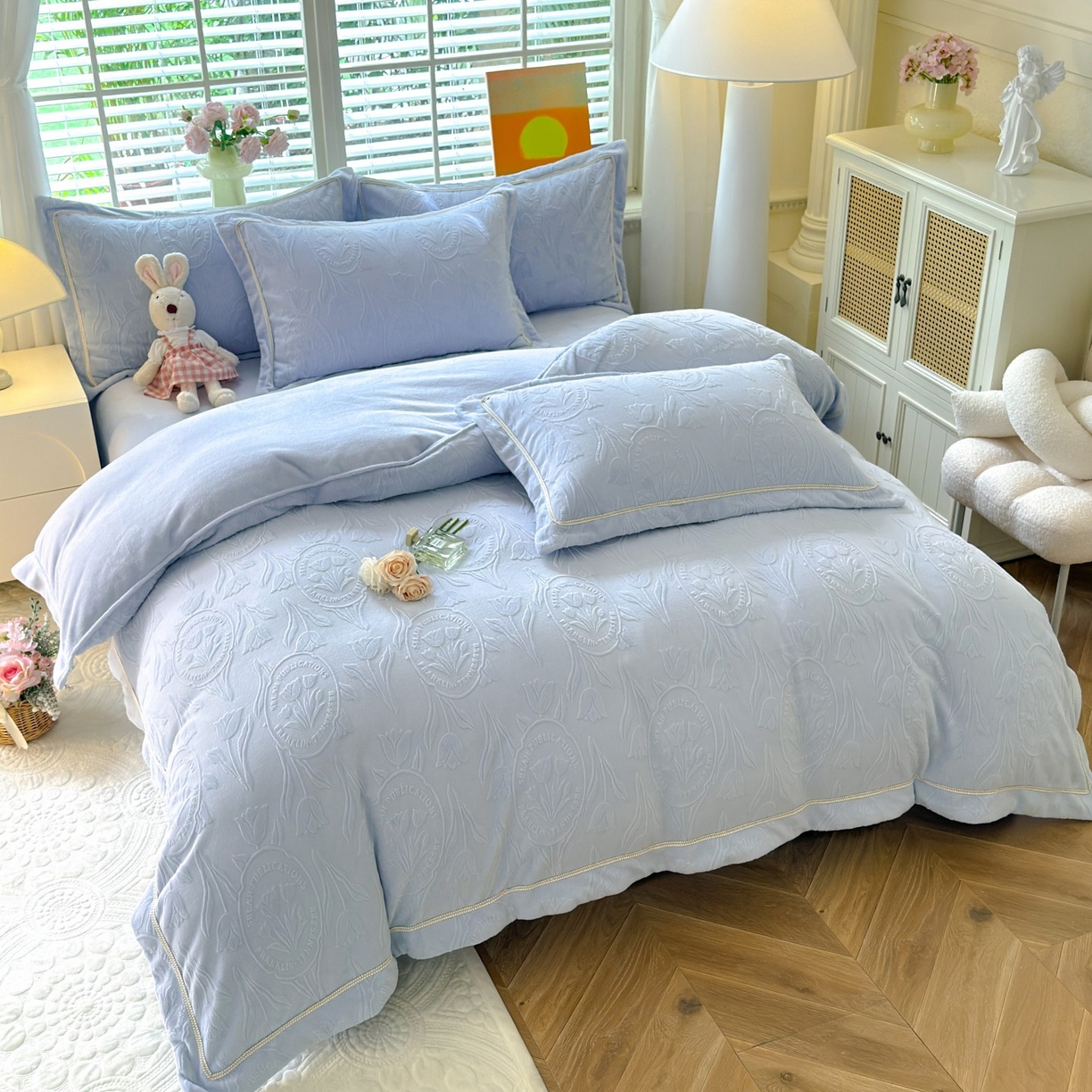 91家纺网 家纺一手货源 找家纺 艾唯希家纺 2025新款全消光雕花绒织带款四件套牛奶绒-雕花织带系列 郁金香-浅蓝