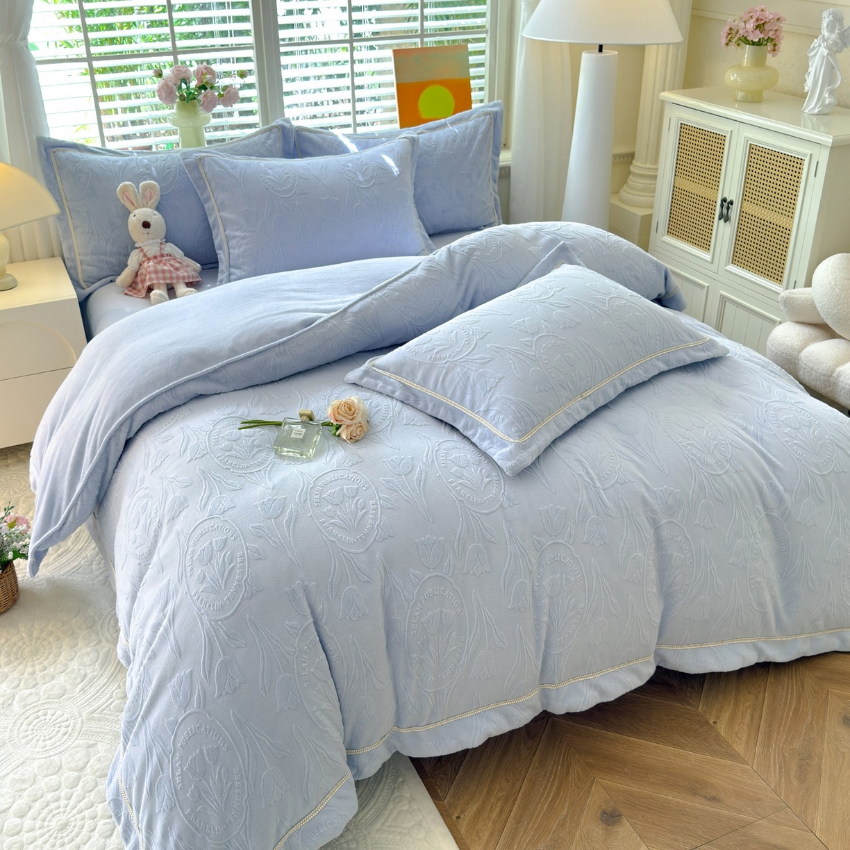 91家纺网 家纺一手货源 找家纺 艾唯希家纺 2025新款全消光雕花绒织带款四件套牛奶绒-雕花织带系列 郁金香-浅蓝