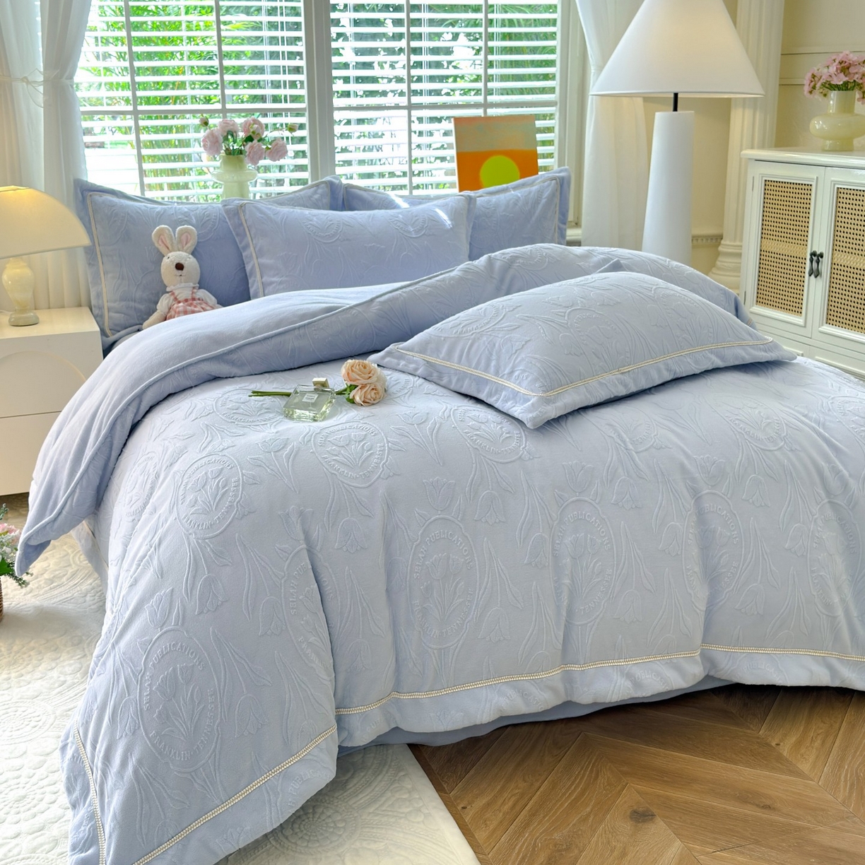 91家纺网 家纺一手货源 找家纺 艾唯希家纺 2025新款全消光雕花绒织带款四件套牛奶绒-雕花织带系列 郁金香-浅蓝