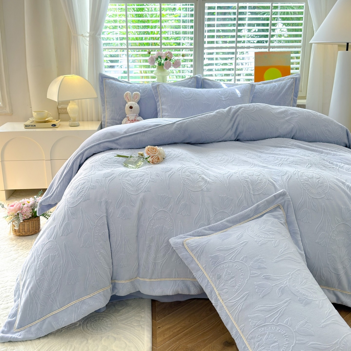 91家纺网 家纺一手货源 找家纺 艾唯希家纺 2025新款全消光雕花绒织带款四件套牛奶绒-雕花织带系列 郁金香-浅蓝