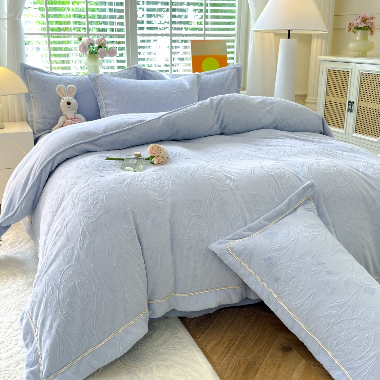 91家纺网 家纺一手货源 找家纺 艾唯希家纺 2025新款全消光雕花绒织带款四件套牛奶绒-雕花织带系列 郁金香-浅蓝