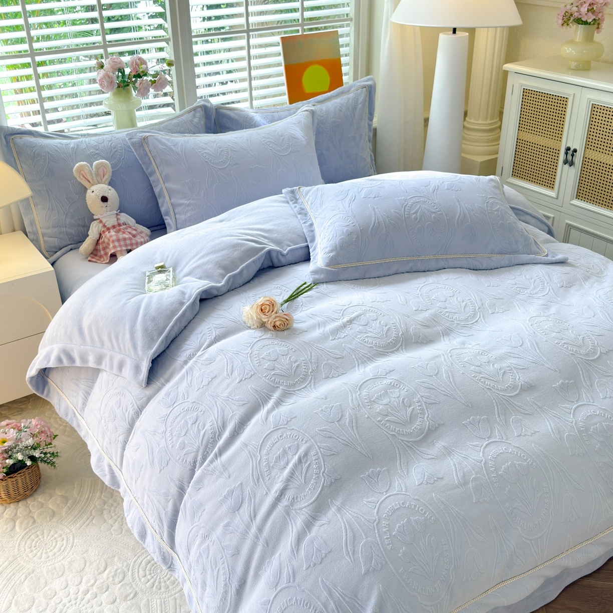 91家纺网 家纺一手货源 找家纺 艾唯希家纺 2025新款全消光雕花绒织带款四件套牛奶绒-雕花织带系列 郁金香-浅蓝