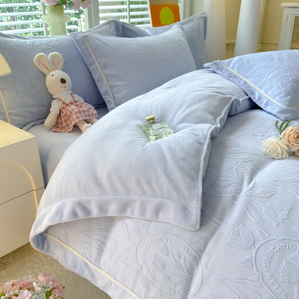 91家纺网 家纺一手货源 找家纺 艾唯希家纺 2025新款全消光雕花绒织带款四件套牛奶绒-雕花织带系列 郁金香-浅蓝