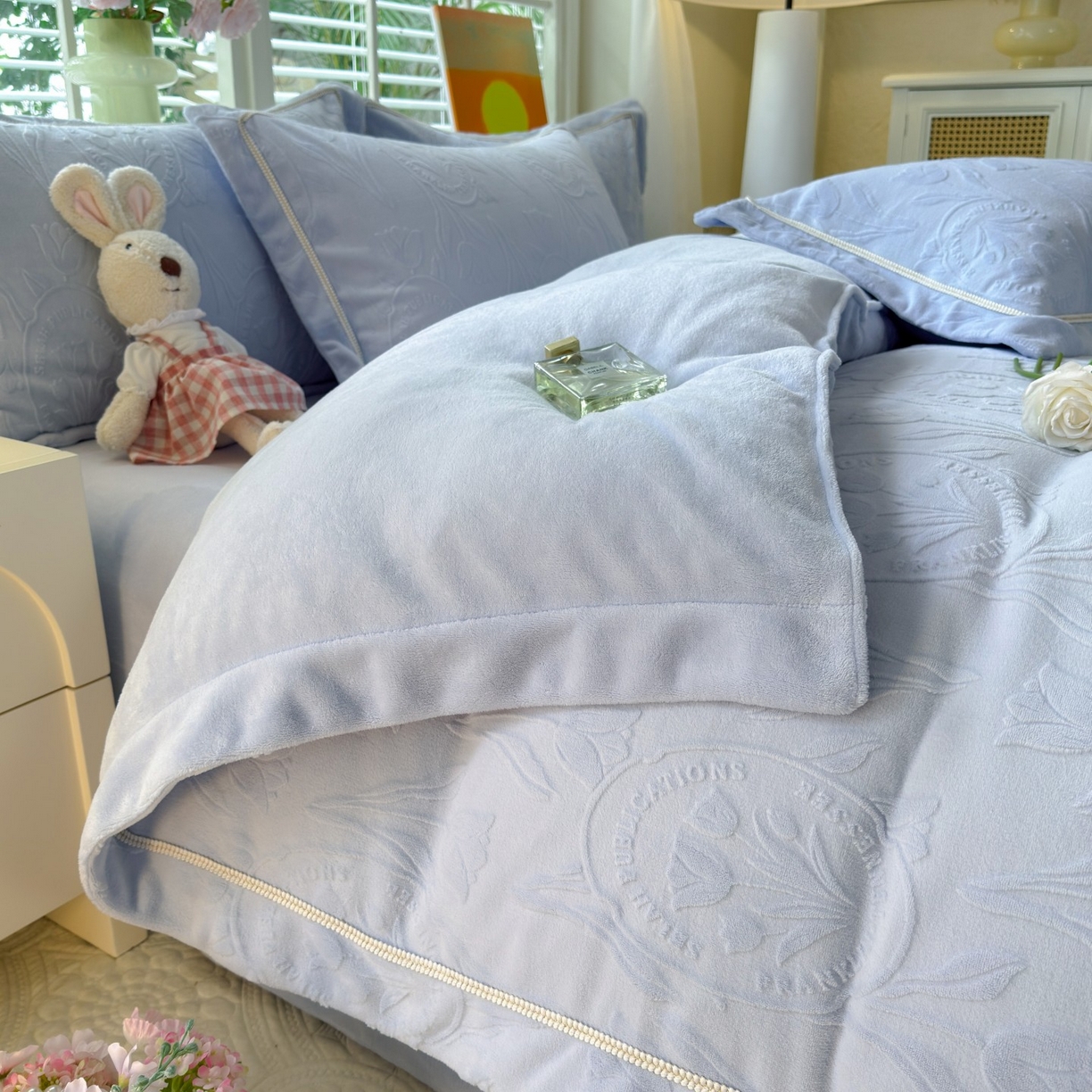 91家纺网 家纺一手货源 找家纺 艾唯希家纺 2025新款全消光雕花绒织带款四件套牛奶绒-雕花织带系列 郁金香-浅蓝