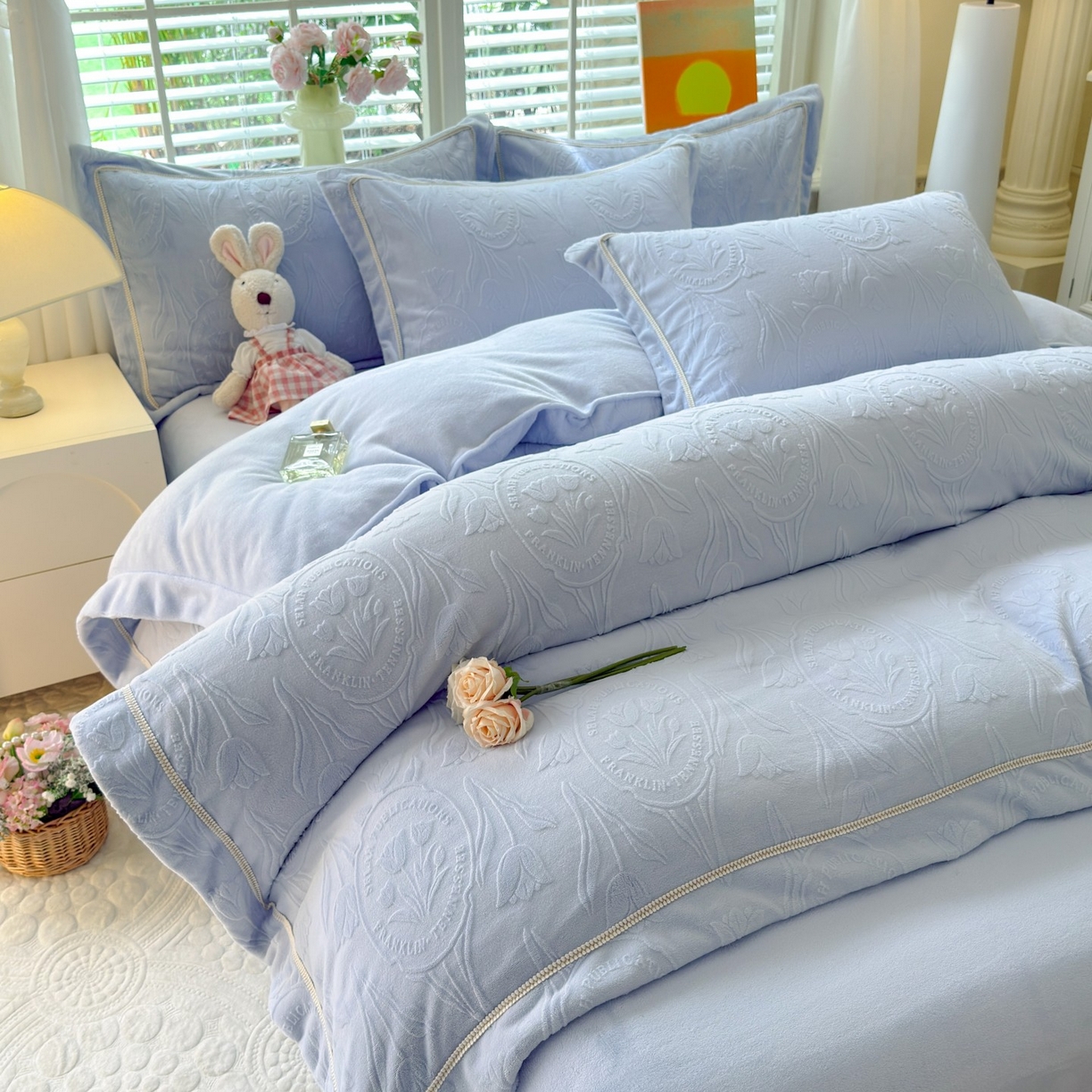 91家纺网 家纺一手货源 找家纺 艾唯希家纺 2025新款全消光雕花绒织带款四件套牛奶绒-雕花织带系列 郁金香-浅蓝