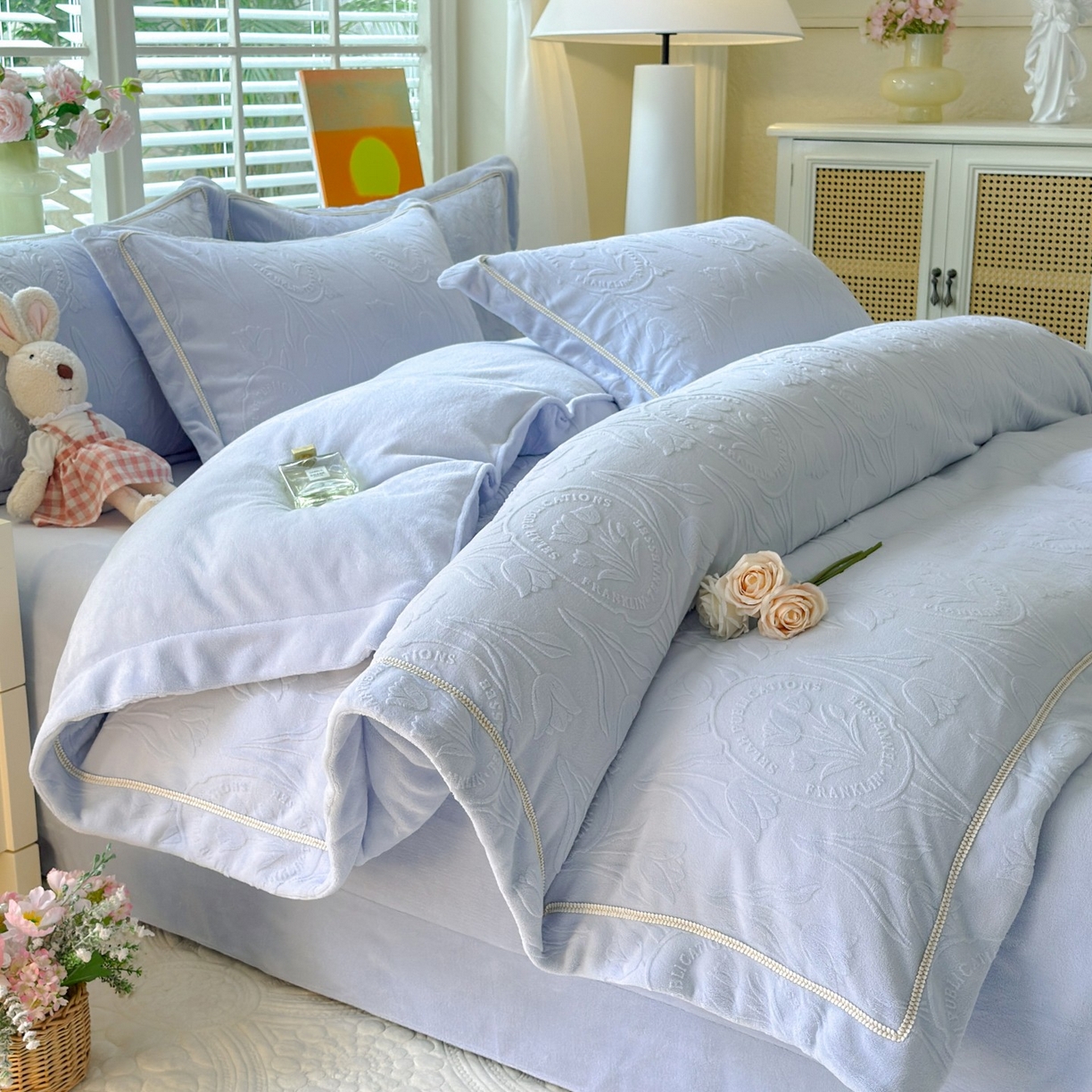 91家纺网 家纺一手货源 找家纺 艾唯希家纺 2025新款全消光雕花绒织带款四件套牛奶绒-雕花织带系列 郁金香-浅蓝