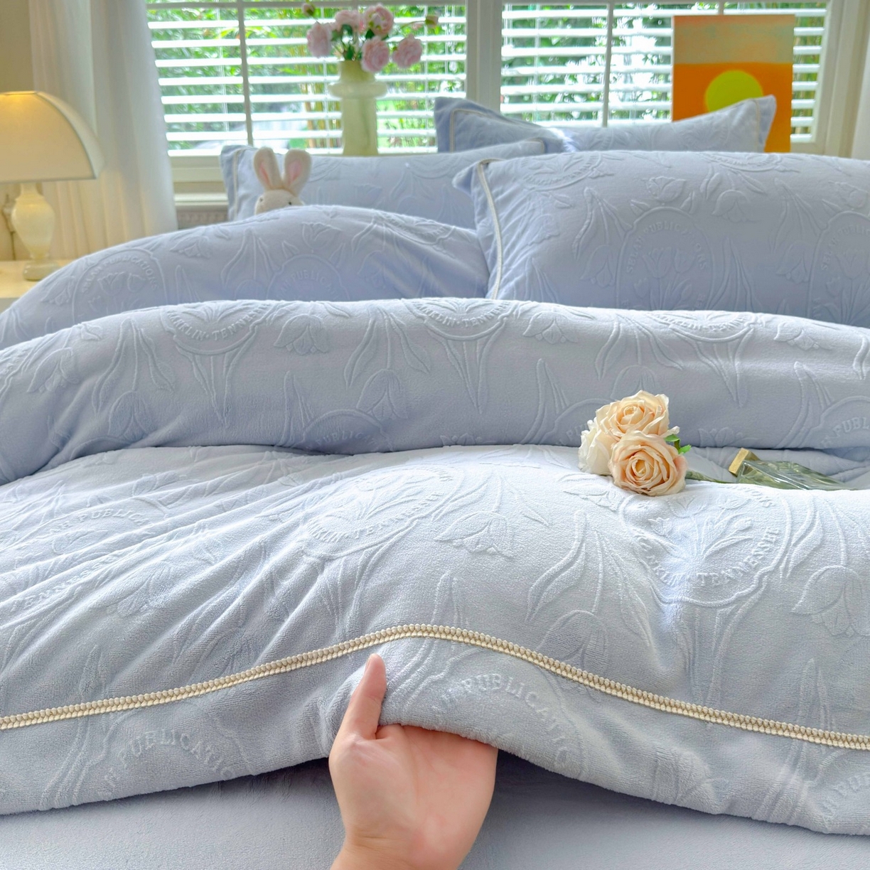 91家纺网 家纺一手货源 找家纺 艾唯希家纺 2025新款全消光雕花绒织带款四件套牛奶绒-雕花织带系列 郁金香-浅蓝